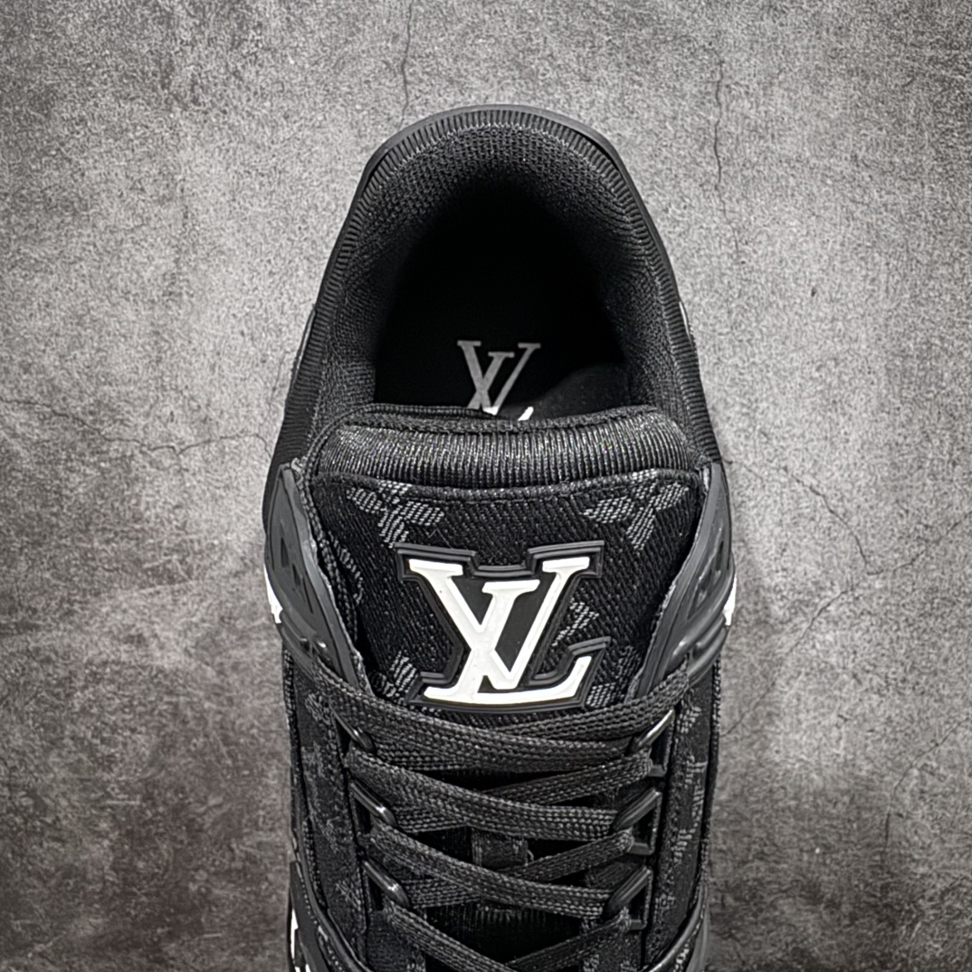 图片[8]-【广东纯原版本】Louis Vuitton Trainer lv时装走秀运动鞋 刺绣老花牛仔布 GD实力大厂出品 全网最全配色更新最快 最成熟的做工稳定的品控 完美鞋型超高的清洁度 零毛边线头瑕疵 全套原楦原纸版原鞋开模 全网最具灵魂的版型 正确原装黄色鞋盒 正确中底印花 鞋面印花3D高频深度立体 全鞋电脑针车 紧密相连 针距密度一致 环保乳胶注塑鞋垫 厚度脚感还原原版 皮面裁剪部位 统一油边封口工艺 原装橡胶大底含胶量大底组合零偏差 专柜全套包装 防尘袋 说明书 质保卡 男女鞋 尺码：35 36 37 38 39 40 41 42 43 44 45-选品中心
