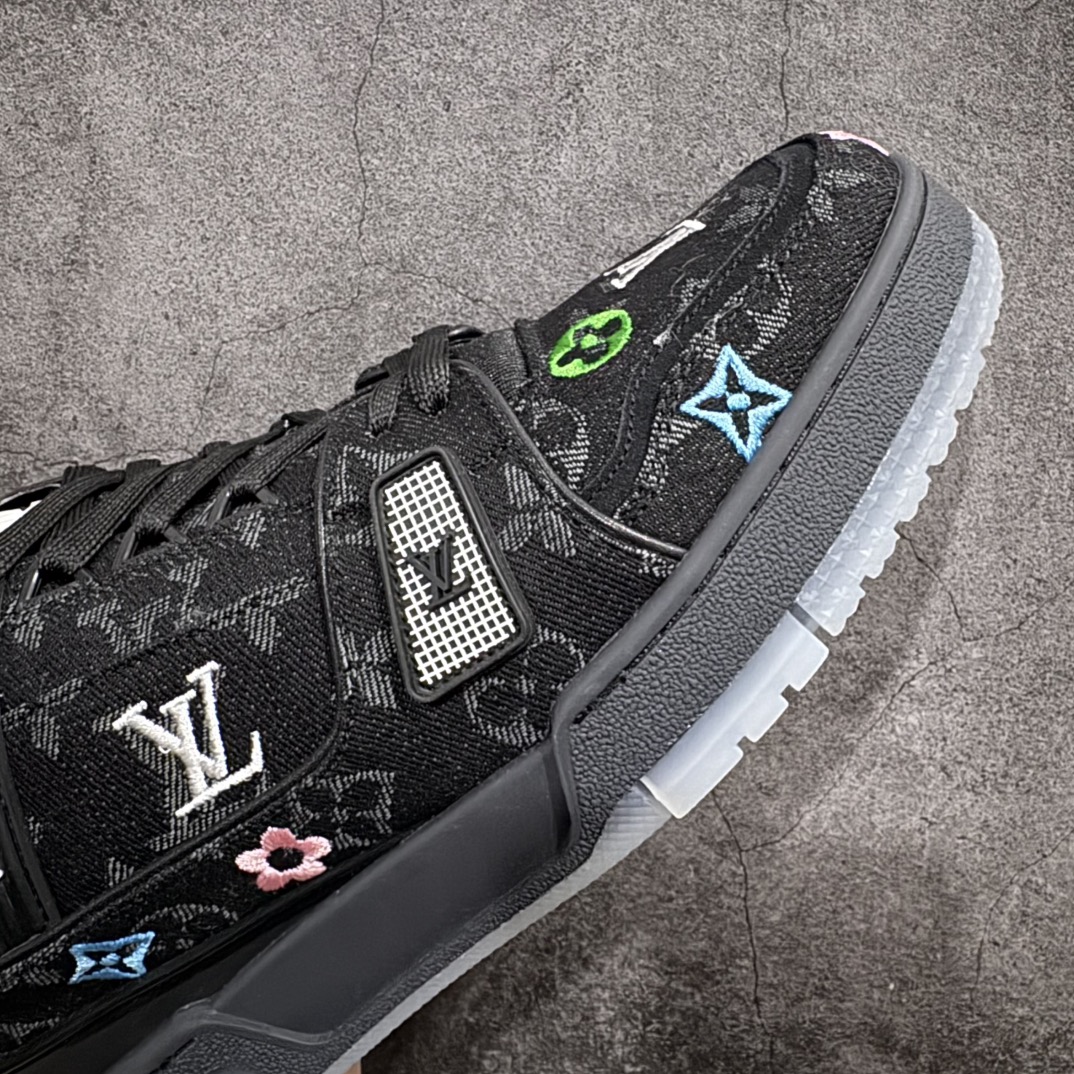 图片[6]-【广东纯原版本】Louis Vuitton Trainer lv时装走秀运动鞋 刺绣老花牛仔布 GD实力大厂出品 全网最全配色更新最快 最成熟的做工稳定的品控 完美鞋型超高的清洁度 零毛边线头瑕疵 全套原楦原纸版原鞋开模 全网最具灵魂的版型 正确原装黄色鞋盒 正确中底印花 鞋面印花3D高频深度立体 全鞋电脑针车 紧密相连 针距密度一致 环保乳胶注塑鞋垫 厚度脚感还原原版 皮面裁剪部位 统一油边封口工艺 原装橡胶大底含胶量大底组合零偏差 专柜全套包装 防尘袋 说明书 质保卡 男女鞋 尺码：35 36 37 38 39 40 41 42 43 44 45-选品中心