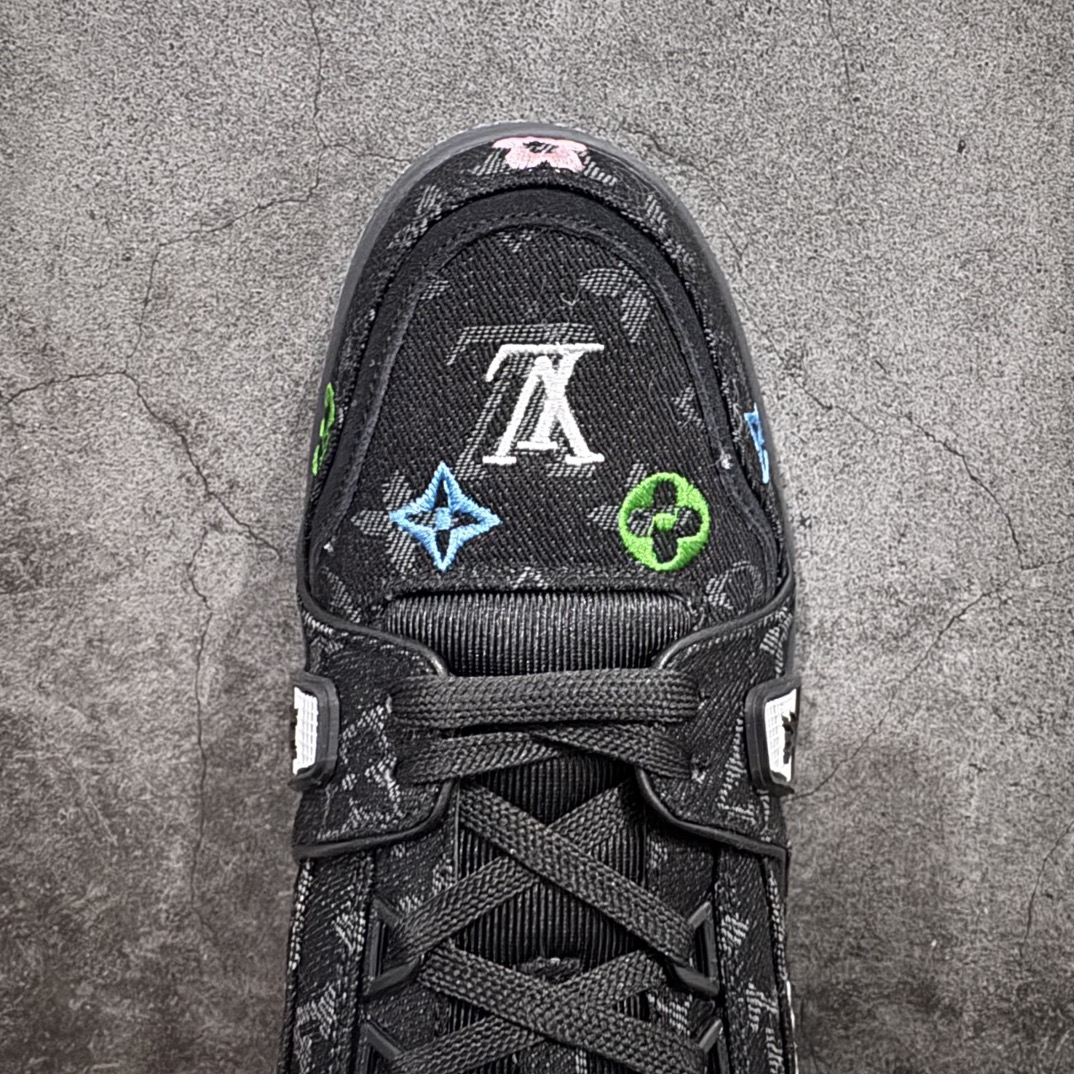 图片[5]-【广东纯原版本】Louis Vuitton Trainer lv时装走秀运动鞋 刺绣老花牛仔布 GD实力大厂出品 全网最全配色更新最快 最成熟的做工稳定的品控 完美鞋型超高的清洁度 零毛边线头瑕疵 全套原楦原纸版原鞋开模 全网最具灵魂的版型 正确原装黄色鞋盒 正确中底印花 鞋面印花3D高频深度立体 全鞋电脑针车 紧密相连 针距密度一致 环保乳胶注塑鞋垫 厚度脚感还原原版 皮面裁剪部位 统一油边封口工艺 原装橡胶大底含胶量大底组合零偏差 专柜全套包装 防尘袋 说明书 质保卡 男女鞋 尺码：35 36 37 38 39 40 41 42 43 44 45-选品中心