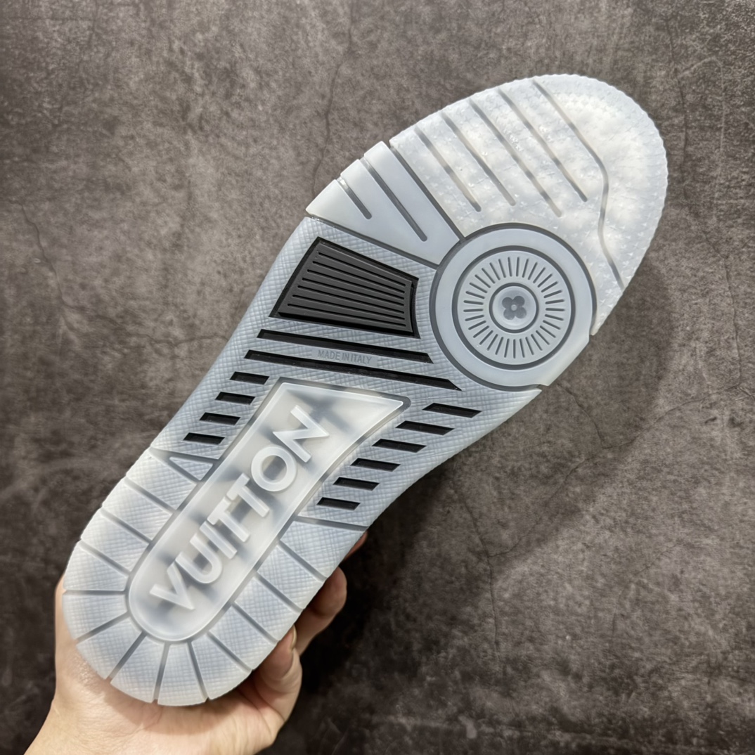 图片[9]-【广东纯原版本】Louis Vuitton Trainer lv时装走秀运动鞋 刺绣老花牛仔布 GD实力大厂出品 全网最全配色更新最快 最成熟的做工稳定的品控 完美鞋型超高的清洁度 零毛边线头瑕疵 全套原楦原纸版原鞋开模 全网最具灵魂的版型 正确原装黄色鞋盒 正确中底印花 鞋面印花3D高频深度立体 全鞋电脑针车 紧密相连 针距密度一致 环保乳胶注塑鞋垫 厚度脚感还原原版 皮面裁剪部位 统一油边封口工艺 原装橡胶大底含胶量大底组合零偏差 专柜全套包装 防尘袋 说明书 质保卡 男女鞋 尺码：35 36 37 38 39 40 41 42 43 44 45-选品中心