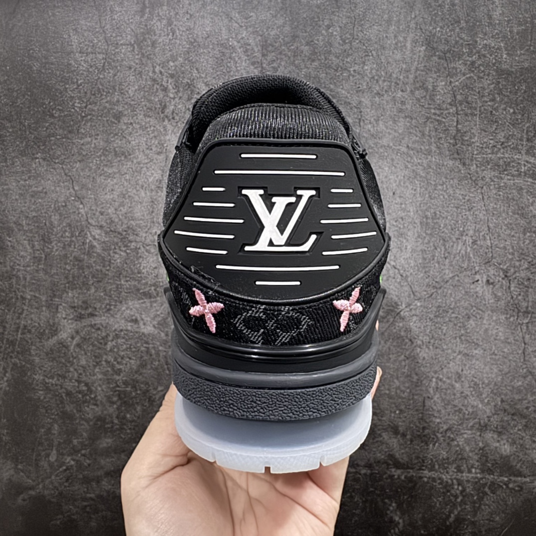 图片[4]-【广东纯原版本】Louis Vuitton Trainer lv时装走秀运动鞋 刺绣老花牛仔布 GD实力大厂出品 全网最全配色更新最快 最成熟的做工稳定的品控 完美鞋型超高的清洁度 零毛边线头瑕疵 全套原楦原纸版原鞋开模 全网最具灵魂的版型 正确原装黄色鞋盒 正确中底印花 鞋面印花3D高频深度立体 全鞋电脑针车 紧密相连 针距密度一致 环保乳胶注塑鞋垫 厚度脚感还原原版 皮面裁剪部位 统一油边封口工艺 原装橡胶大底含胶量大底组合零偏差 专柜全套包装 防尘袋 说明书 质保卡 男女鞋 尺码：35 36 37 38 39 40 41 42 43 44 45-选品中心