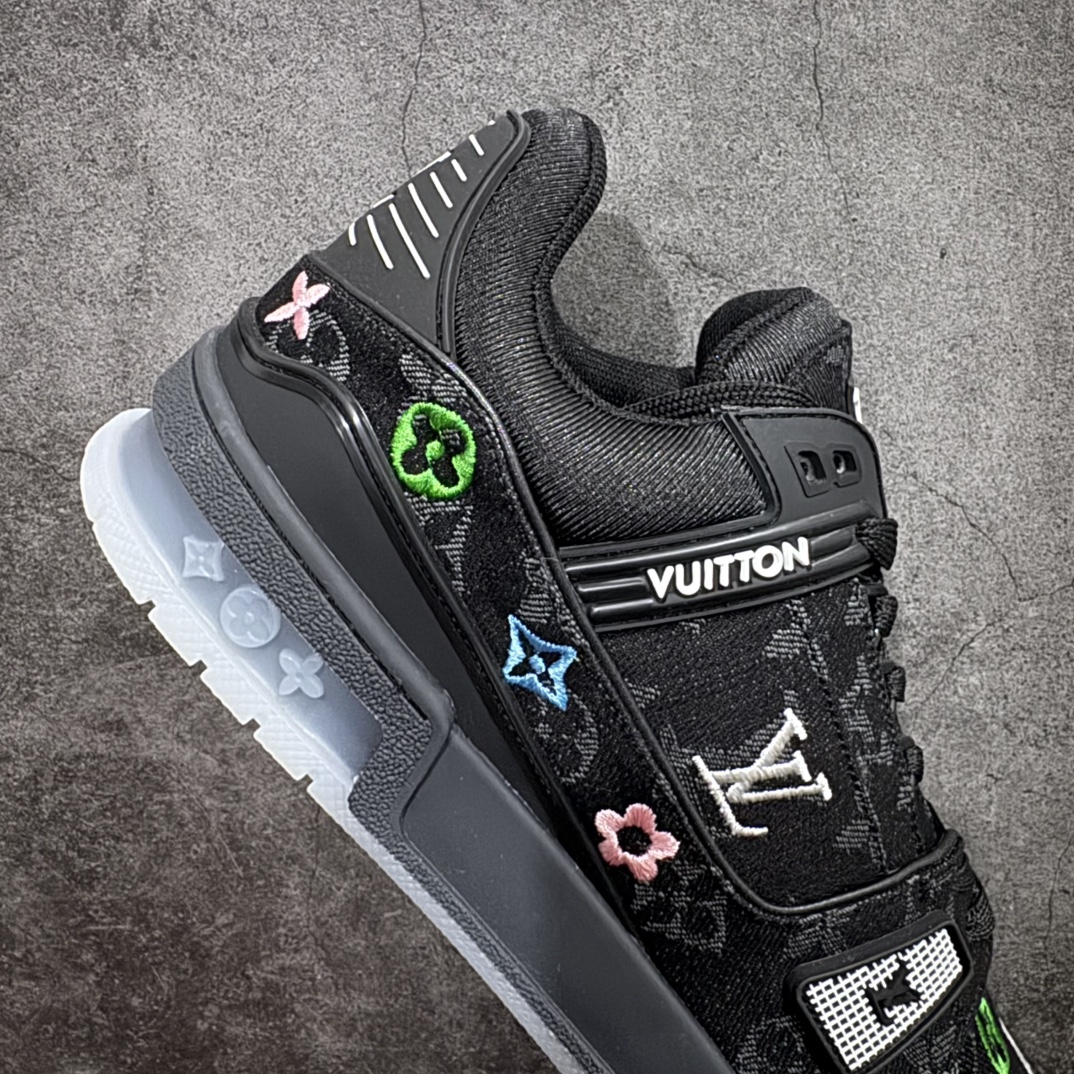 图片[7]-【广东纯原版本】Louis Vuitton Trainer lv时装走秀运动鞋 刺绣老花牛仔布 GD实力大厂出品 全网最全配色更新最快 最成熟的做工稳定的品控 完美鞋型超高的清洁度 零毛边线头瑕疵 全套原楦原纸版原鞋开模 全网最具灵魂的版型 正确原装黄色鞋盒 正确中底印花 鞋面印花3D高频深度立体 全鞋电脑针车 紧密相连 针距密度一致 环保乳胶注塑鞋垫 厚度脚感还原原版 皮面裁剪部位 统一油边封口工艺 原装橡胶大底含胶量大底组合零偏差 专柜全套包装 防尘袋 说明书 质保卡 男女鞋 尺码：35 36 37 38 39 40 41 42 43 44 45-选品中心