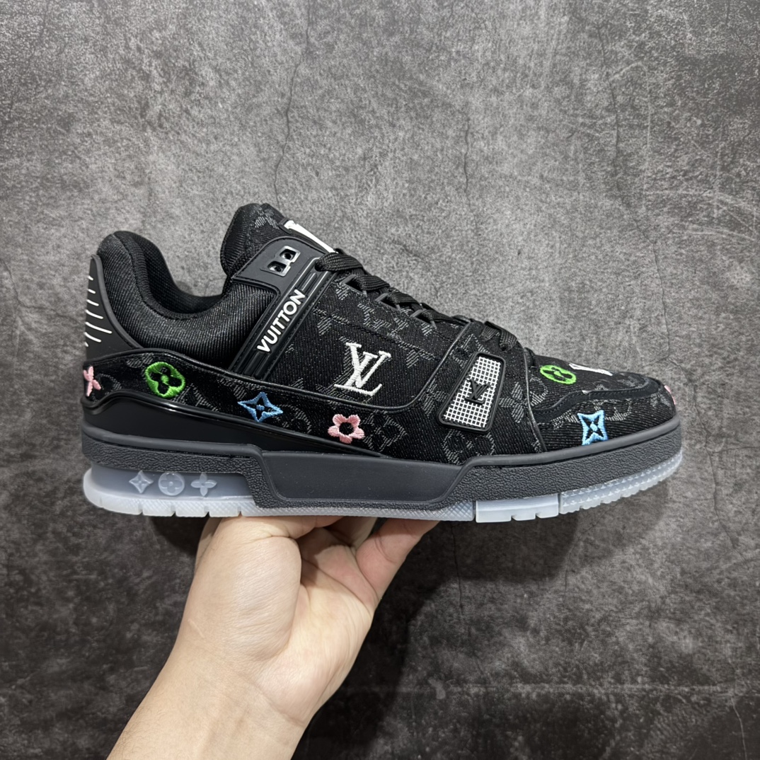 【广东纯原版本】Louis Vuitton Trainer lv时装走秀运动鞋 刺绣老花牛仔布 GD实力大厂出品 全网最全配色更新最快 最成熟的做工稳定的品控 完美鞋型超高的清洁度 零毛边线头瑕疵 全套原楦原纸版原鞋开模 全网最具灵魂的版型 正确原装黄色鞋盒 正确中底印花 鞋面印花3D高频深度立体 全鞋电脑针车 紧密相连 针距密度一致 环保乳胶注塑鞋垫 厚度脚感还原原版 皮面裁剪部位 统一油边封口工艺 原装橡胶大底含胶量大底组合零偏差 专柜全套包装 防尘袋 说明书 质保卡 男女鞋 尺码:35 36 37 38 39 40 41 42 43 44 45-选品中心