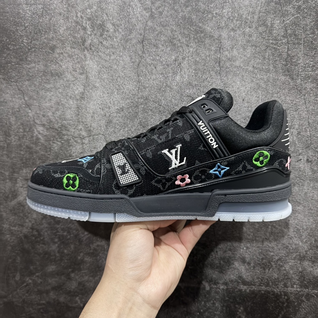 图片[2]-【广东纯原版本】Louis Vuitton Trainer lv时装走秀运动鞋 刺绣老花牛仔布 GD实力大厂出品 全网最全配色更新最快 最成熟的做工稳定的品控 完美鞋型超高的清洁度 零毛边线头瑕疵 全套原楦原纸版原鞋开模 全网最具灵魂的版型 正确原装黄色鞋盒 正确中底印花 鞋面印花3D高频深度立体 全鞋电脑针车 紧密相连 针距密度一致 环保乳胶注塑鞋垫 厚度脚感还原原版 皮面裁剪部位 统一油边封口工艺 原装橡胶大底含胶量大底组合零偏差 专柜全套包装 防尘袋 说明书 质保卡 男女鞋 尺码：35 36 37 38 39 40 41 42 43 44 45-选品中心
