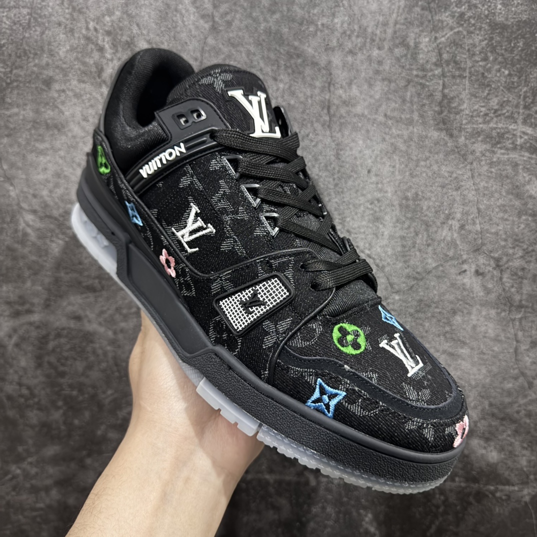 图片[3]-【广东纯原版本】Louis Vuitton Trainer lv时装走秀运动鞋 刺绣老花牛仔布 GD实力大厂出品 全网最全配色更新最快 最成熟的做工稳定的品控 完美鞋型超高的清洁度 零毛边线头瑕疵 全套原楦原纸版原鞋开模 全网最具灵魂的版型 正确原装黄色鞋盒 正确中底印花 鞋面印花3D高频深度立体 全鞋电脑针车 紧密相连 针距密度一致 环保乳胶注塑鞋垫 厚度脚感还原原版 皮面裁剪部位 统一油边封口工艺 原装橡胶大底含胶量大底组合零偏差 专柜全套包装 防尘袋 说明书 质保卡 男女鞋 尺码：35 36 37 38 39 40 41 42 43 44 45-选品中心