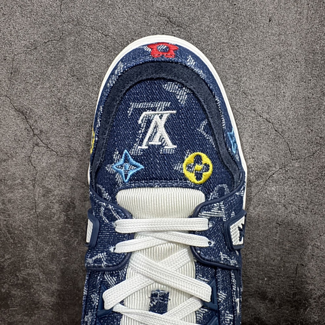 图片[5]-【广东纯原版本】Louis Vuitton Trainer lv时装走秀运动鞋 刺绣老花牛仔布nGD实力大厂出品 全网最全配色更新最快 最成熟的做工稳定的品控 完美鞋型超高的清洁度 零毛边线头瑕疵全套原楦原纸版原鞋开模 全网最具灵魂的版型 正确原装黄色鞋盒 正确中底印花 鞋面印花3D高频深度立体 全鞋电脑针车 紧密相连 针距密度一致 环保乳胶注塑鞋垫 厚度脚感还原原版 皮面裁剪部位 统一油边封口工艺 原装橡胶大底含胶量大底组合零偏差 专柜全套包装 防尘袋 说明书 质保卡 男女鞋  尺码：35 36 37 38 39 40 41 42 43 44 45 编码：TL470500-莆田鞋批发中心