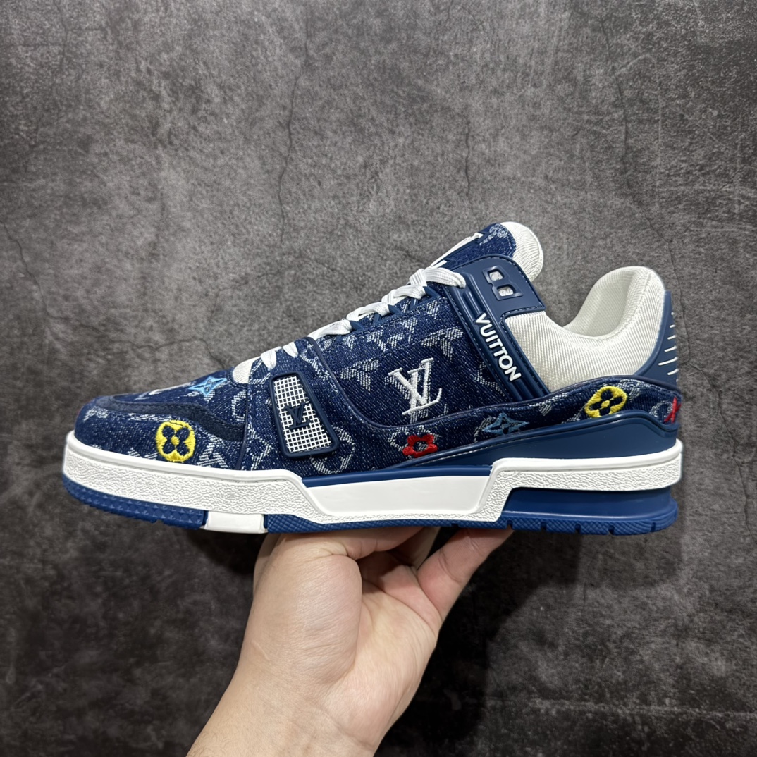 图片[2]-【广东纯原版本】Louis Vuitton Trainer lv时装走秀运动鞋 刺绣老花牛仔布nGD实力大厂出品 全网最全配色更新最快 最成熟的做工稳定的品控 完美鞋型超高的清洁度 零毛边线头瑕疵全套原楦原纸版原鞋开模 全网最具灵魂的版型 正确原装黄色鞋盒 正确中底印花 鞋面印花3D高频深度立体 全鞋电脑针车 紧密相连 针距密度一致 环保乳胶注塑鞋垫 厚度脚感还原原版 皮面裁剪部位 统一油边封口工艺 原装橡胶大底含胶量大底组合零偏差 专柜全套包装 防尘袋 说明书 质保卡 男女鞋  尺码：35 36 37 38 39 40 41 42 43 44 45 编码：TL470500-莆田鞋批发中心