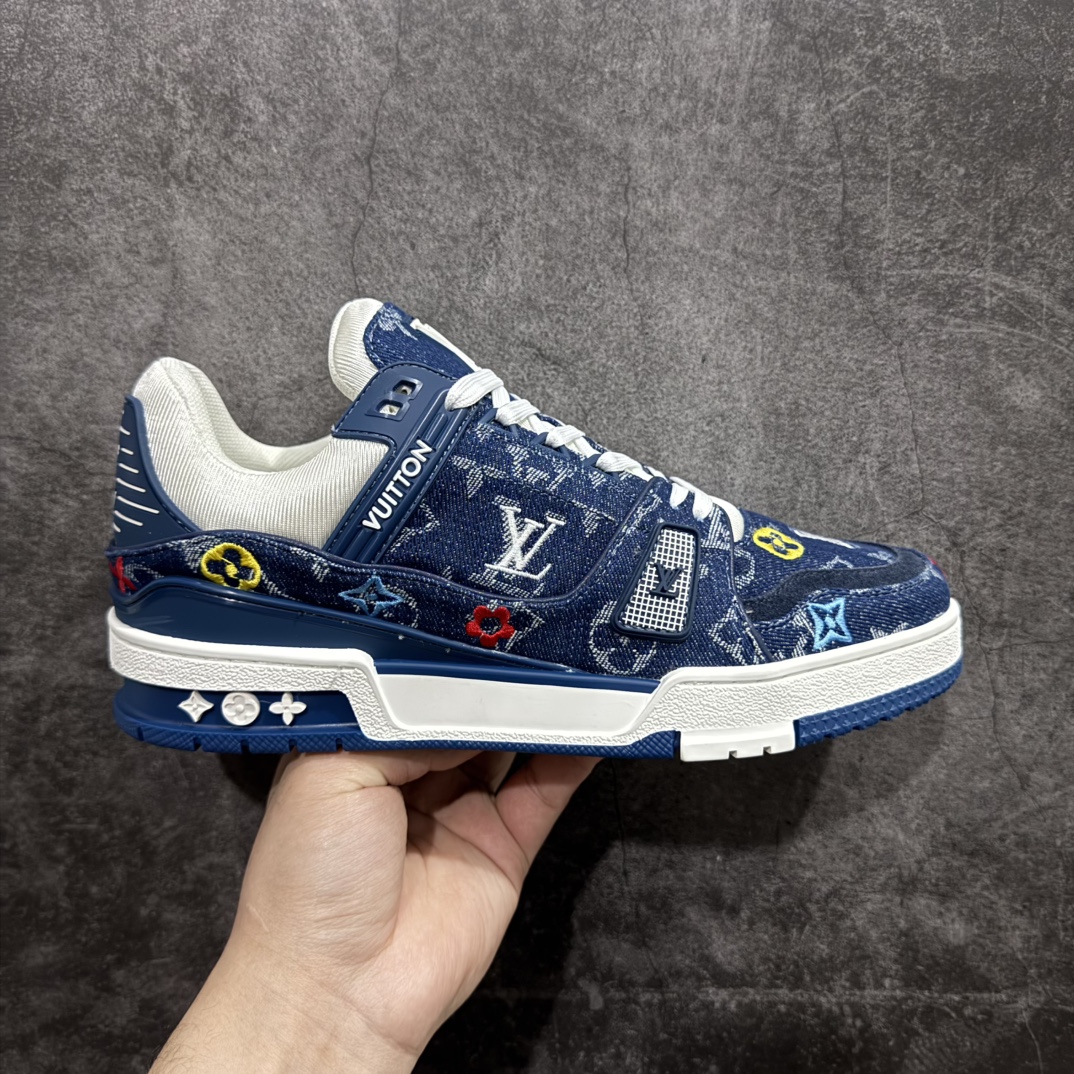 【广东纯原版本】Louis Vuitton Trainer lv时装走秀运动鞋 刺绣老花牛仔布nGD实力大厂出品 全网最全配色更新最快 最成熟的做工稳定的品控 完美鞋型超高的清洁度 零毛边线头瑕疵全套原楦原纸版原鞋开模 全网最具灵魂的版型 正确原装黄色鞋盒 正确中底印花 鞋面印花3D高频深度立体 全鞋电脑针车 紧密相连 针距密度一致 环保乳胶注塑鞋垫 厚度脚感还原原版 皮面裁剪部位 统一油边封口工艺 原装橡胶大底含胶量大底组合零偏差 专柜全套包装 防尘袋 说明书 质保卡 男女鞋  尺码：35 36 37 38 39 40 41 42 43 44 45 编码：TL470500-莆田鞋批发中心