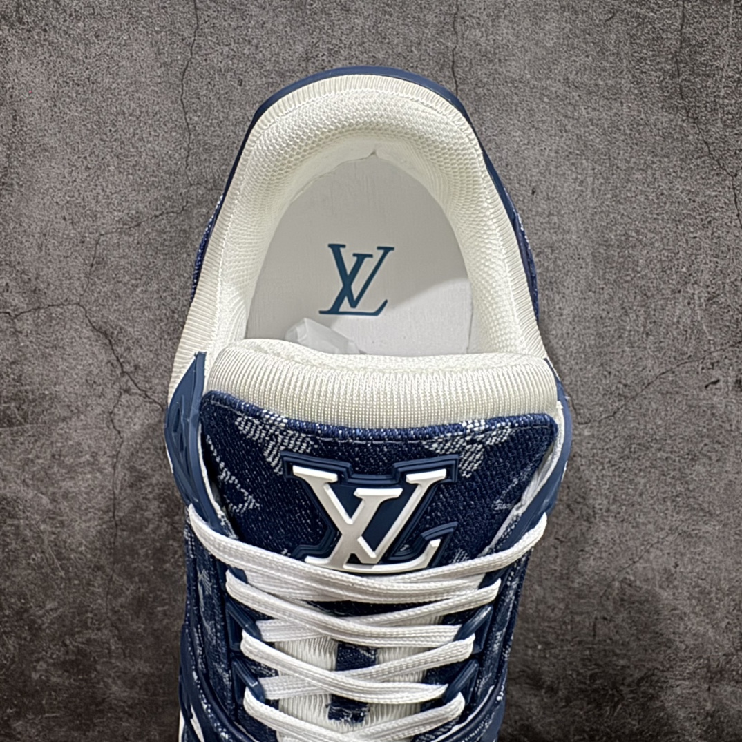 图片[8]-【广东纯原版本】Louis Vuitton Trainer lv时装走秀运动鞋 刺绣老花牛仔布nGD实力大厂出品 全网最全配色更新最快 最成熟的做工稳定的品控 完美鞋型超高的清洁度 零毛边线头瑕疵全套原楦原纸版原鞋开模 全网最具灵魂的版型 正确原装黄色鞋盒 正确中底印花 鞋面印花3D高频深度立体 全鞋电脑针车 紧密相连 针距密度一致 环保乳胶注塑鞋垫 厚度脚感还原原版 皮面裁剪部位 统一油边封口工艺 原装橡胶大底含胶量大底组合零偏差 专柜全套包装 防尘袋 说明书 质保卡 男女鞋  尺码：35 36 37 38 39 40 41 42 43 44 45 编码：TL470500-莆田鞋批发中心