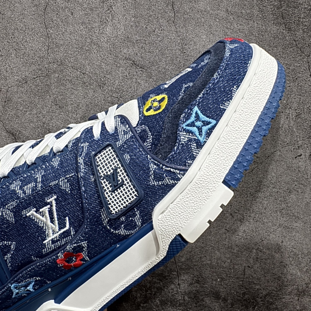 图片[6]-【广东纯原版本】Louis Vuitton Trainer lv时装走秀运动鞋 刺绣老花牛仔布nGD实力大厂出品 全网最全配色更新最快 最成熟的做工稳定的品控 完美鞋型超高的清洁度 零毛边线头瑕疵全套原楦原纸版原鞋开模 全网最具灵魂的版型 正确原装黄色鞋盒 正确中底印花 鞋面印花3D高频深度立体 全鞋电脑针车 紧密相连 针距密度一致 环保乳胶注塑鞋垫 厚度脚感还原原版 皮面裁剪部位 统一油边封口工艺 原装橡胶大底含胶量大底组合零偏差 专柜全套包装 防尘袋 说明书 质保卡 男女鞋  尺码：35 36 37 38 39 40 41 42 43 44 45 编码：TL470500-莆田鞋批发中心