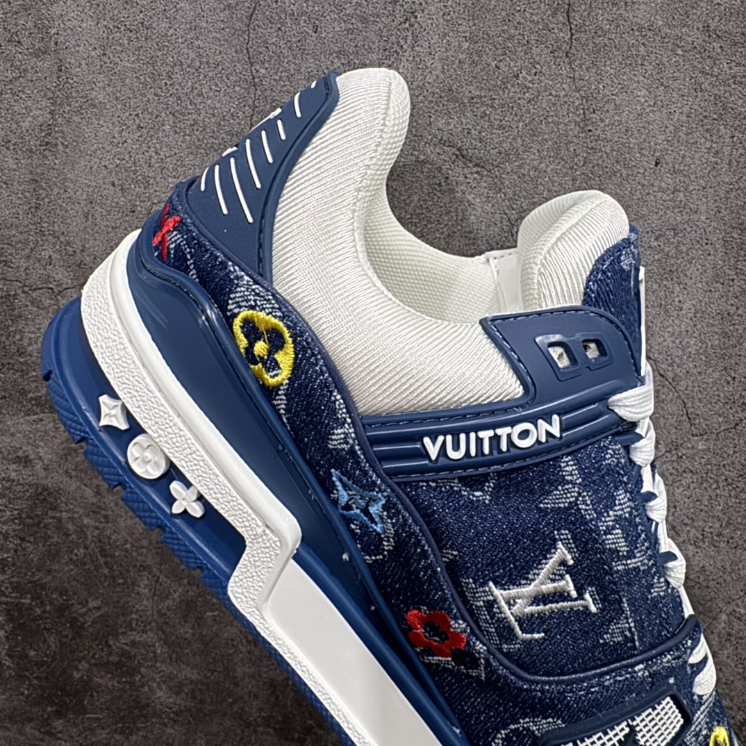 图片[7]-【广东纯原版本】Louis Vuitton Trainer lv时装走秀运动鞋 刺绣老花牛仔布nGD实力大厂出品 全网最全配色更新最快 最成熟的做工稳定的品控 完美鞋型超高的清洁度 零毛边线头瑕疵全套原楦原纸版原鞋开模 全网最具灵魂的版型 正确原装黄色鞋盒 正确中底印花 鞋面印花3D高频深度立体 全鞋电脑针车 紧密相连 针距密度一致 环保乳胶注塑鞋垫 厚度脚感还原原版 皮面裁剪部位 统一油边封口工艺 原装橡胶大底含胶量大底组合零偏差 专柜全套包装 防尘袋 说明书 质保卡 男女鞋  尺码：35 36 37 38 39 40 41 42 43 44 45 编码：TL470500-莆田鞋批发中心