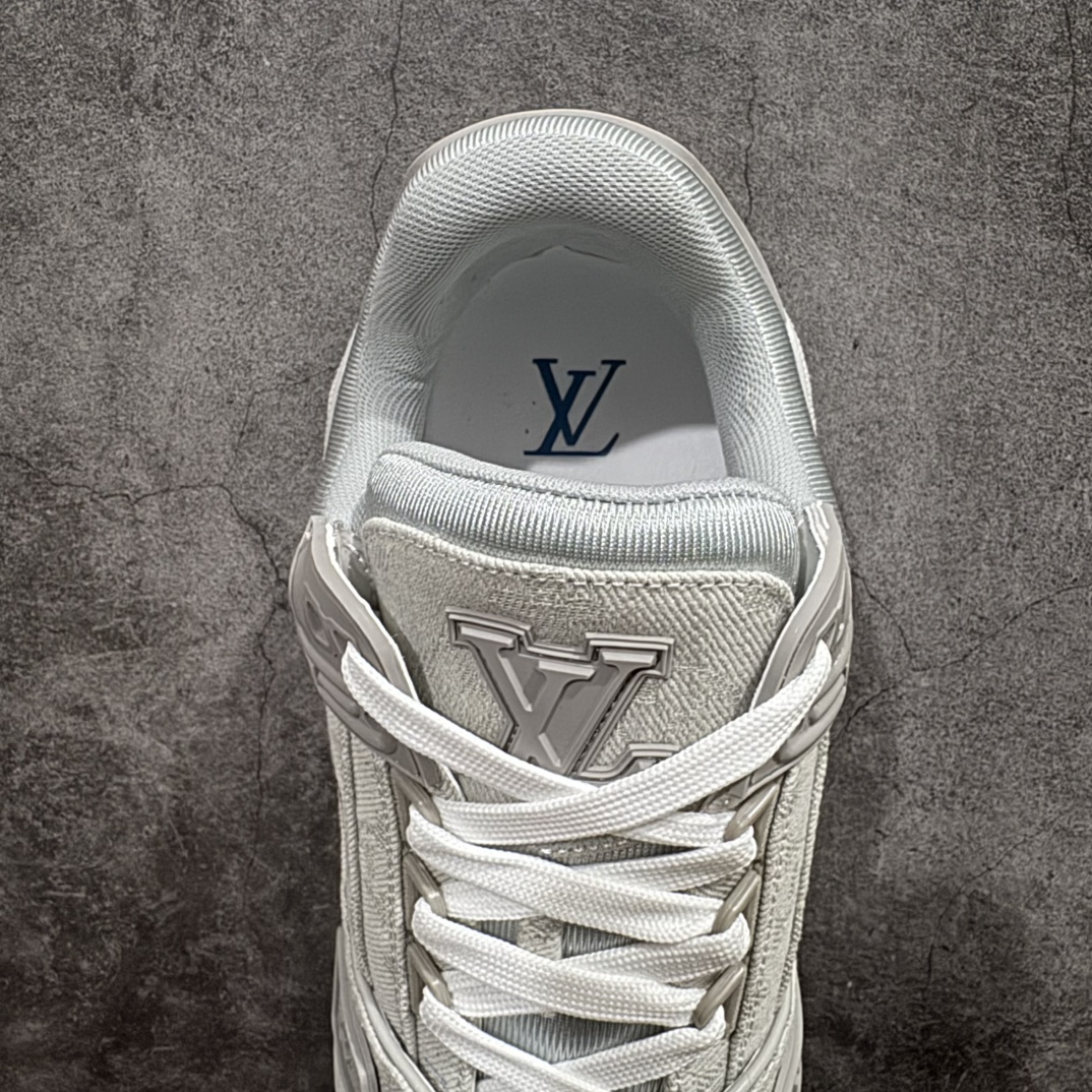 图片[8]-【广东纯原版本】Louis Vuitton Trainer lv时装走秀运动鞋 刺绣老花牛仔布nGD实力大厂出品 全网最全配色更新最快 最成熟的做工稳定的品控 完美鞋型超高的清洁度 零毛边线头瑕疵全套原楦原纸版原鞋开模 全网最具灵魂的版型 正确原装黄色鞋盒 正确中底印花 鞋面印花3D高频深度立体 全鞋电脑针车 紧密相连 针距密度一致 环保乳胶注塑鞋垫 厚度脚感还原原版 皮面裁剪部位 统一油边封口工艺 原装橡胶大底含胶量大底组合零偏差 专柜全套包装 防尘袋 说明书 质保卡 男女鞋  尺码：35 36 37 38 39 40 41 42 43 44 45 编码：TL470500-莆田鞋批发中心