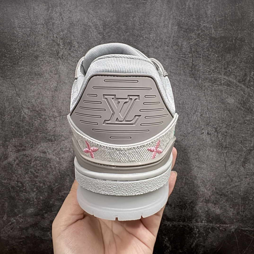 图片[4]-【广东纯原版本】Louis Vuitton Trainer lv时装走秀运动鞋 刺绣老花牛仔布nGD实力大厂出品 全网最全配色更新最快 最成熟的做工稳定的品控 完美鞋型超高的清洁度 零毛边线头瑕疵全套原楦原纸版原鞋开模 全网最具灵魂的版型 正确原装黄色鞋盒 正确中底印花 鞋面印花3D高频深度立体 全鞋电脑针车 紧密相连 针距密度一致 环保乳胶注塑鞋垫 厚度脚感还原原版 皮面裁剪部位 统一油边封口工艺 原装橡胶大底含胶量大底组合零偏差 专柜全套包装 防尘袋 说明书 质保卡 男女鞋  尺码：35 36 37 38 39 40 41 42 43 44 45 编码：TL470500-莆田鞋批发中心