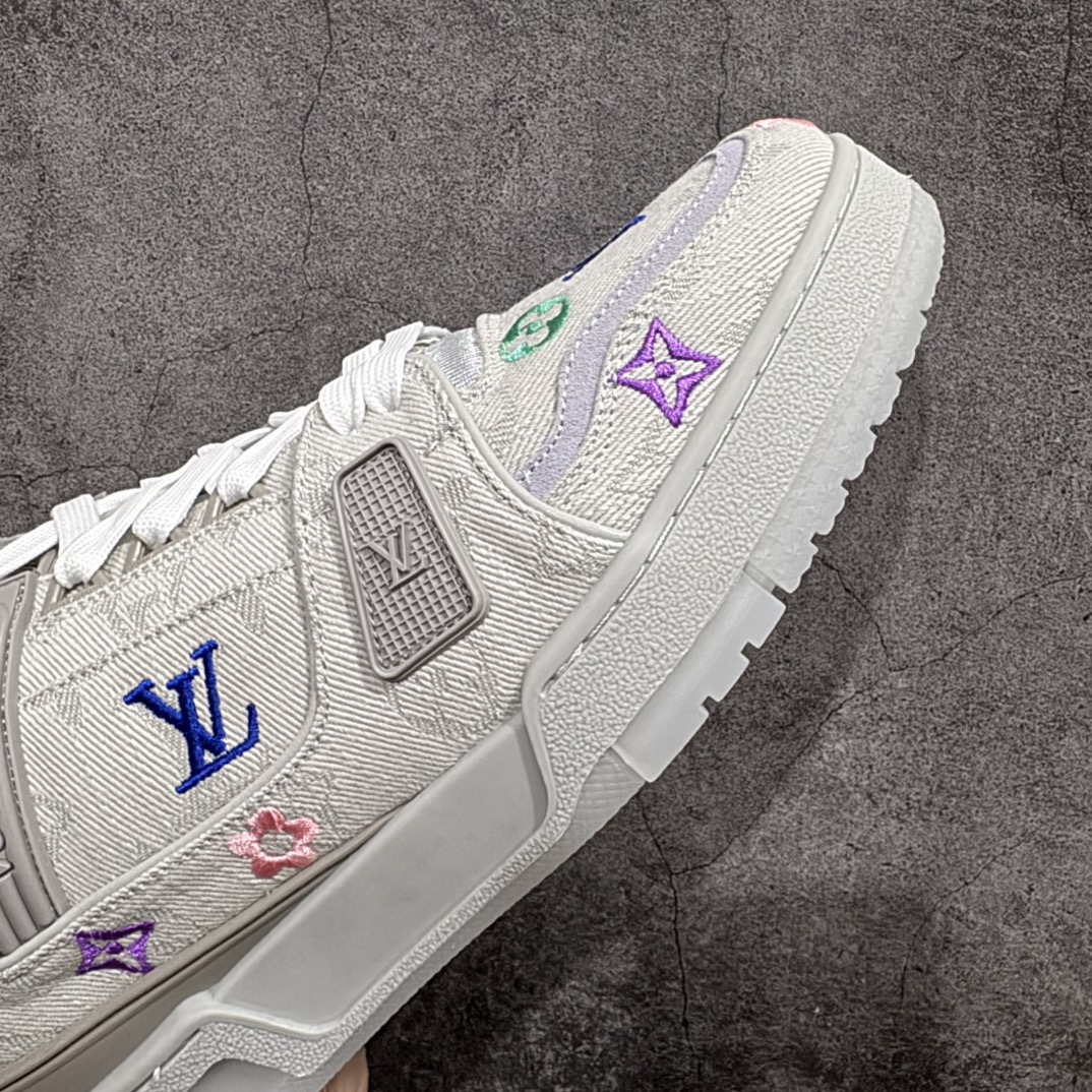 图片[6]-【广东纯原版本】Louis Vuitton Trainer lv时装走秀运动鞋 刺绣老花牛仔布nGD实力大厂出品 全网最全配色更新最快 最成熟的做工稳定的品控 完美鞋型超高的清洁度 零毛边线头瑕疵全套原楦原纸版原鞋开模 全网最具灵魂的版型 正确原装黄色鞋盒 正确中底印花 鞋面印花3D高频深度立体 全鞋电脑针车 紧密相连 针距密度一致 环保乳胶注塑鞋垫 厚度脚感还原原版 皮面裁剪部位 统一油边封口工艺 原装橡胶大底含胶量大底组合零偏差 专柜全套包装 防尘袋 说明书 质保卡 男女鞋  尺码：35 36 37 38 39 40 41 42 43 44 45 编码：TL470500-莆田鞋批发中心