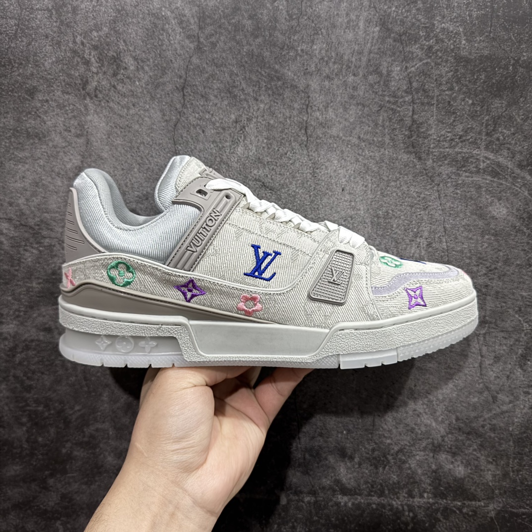 【广东纯原版本】Louis Vuitton Trainer lv时装走秀运动鞋 刺绣老花牛仔布nGD实力大厂出品 全网最全配色更新最快 最成熟的做工稳定的品控 完美鞋型超高的清洁度 零毛边线头瑕疵全套原楦原纸版原鞋开模 全网最具灵魂的版型 正确原装黄色鞋盒 正确中底印花 鞋面印花3D高频深度立体 全鞋电脑针车 紧密相连 针距密度一致 环保乳胶注塑鞋垫 厚度脚感还原原版 皮面裁剪部位 统一油边封口工艺 原装橡胶大底含胶量大底组合零偏差 专柜全套包装 防尘袋 说明书 质保卡 男女鞋  尺码：35 36 37 38 39 40 41 42 43 44 45 编码：TL470500-莆田鞋批发中心