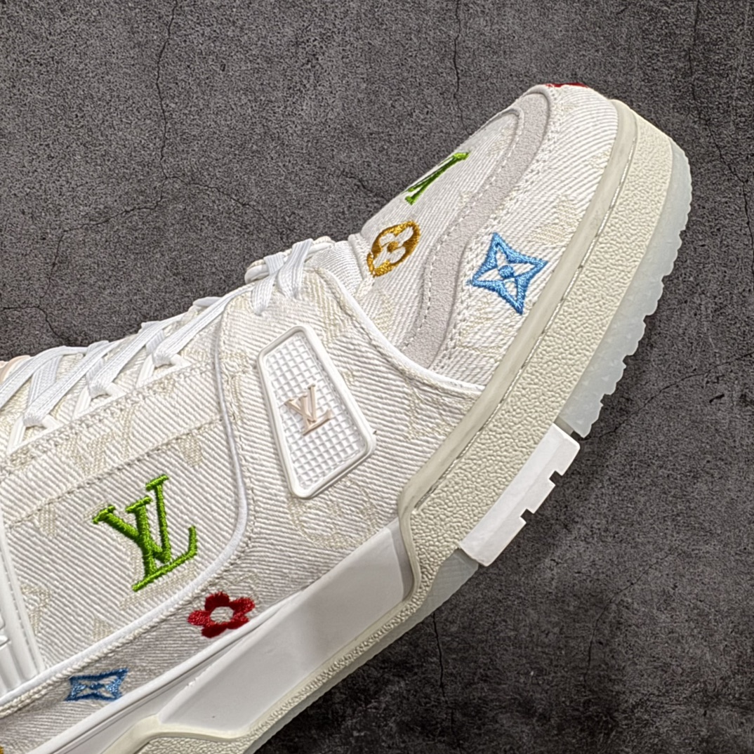 图片[6]-【广东纯原版本】Louis Vuitton Trainer lv时装走秀运动鞋 刺绣老花牛仔布nGD实力大厂出品 全网最全配色更新最快 最成熟的做工稳定的品控 完美鞋型超高的清洁度 零毛边线头瑕疵全套原楦原纸版原鞋开模 全网最具灵魂的版型 正确原装黄色鞋盒 正确中底印花 鞋面印花3D高频深度立体 全鞋电脑针车 紧密相连 针距密度一致 环保乳胶注塑鞋垫 厚度脚感还原原版 皮面裁剪部位 统一油边封口工艺 原装橡胶大底含胶量大底组合零偏差 专柜全套包装 防尘袋 说明书 质保卡 男女鞋  尺码：35 36 37 38 39 40 41 42 43 44 45 编码：TL470500-莆田鞋批发中心