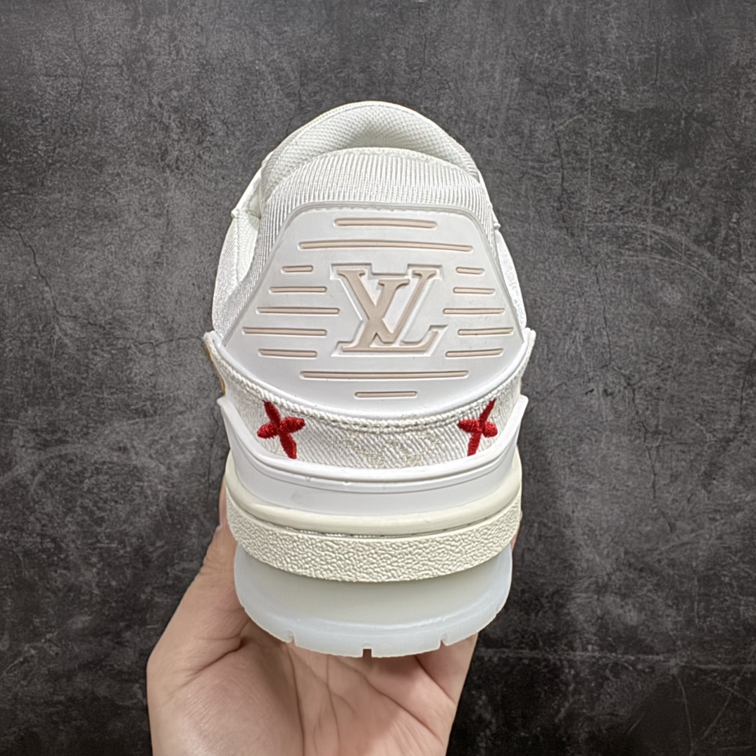 图片[4]-【广东纯原版本】Louis Vuitton Trainer lv时装走秀运动鞋 刺绣老花牛仔布nGD实力大厂出品 全网最全配色更新最快 最成熟的做工稳定的品控 完美鞋型超高的清洁度 零毛边线头瑕疵全套原楦原纸版原鞋开模 全网最具灵魂的版型 正确原装黄色鞋盒 正确中底印花 鞋面印花3D高频深度立体 全鞋电脑针车 紧密相连 针距密度一致 环保乳胶注塑鞋垫 厚度脚感还原原版 皮面裁剪部位 统一油边封口工艺 原装橡胶大底含胶量大底组合零偏差 专柜全套包装 防尘袋 说明书 质保卡 男女鞋  尺码：35 36 37 38 39 40 41 42 43 44 45 编码：TL470500-莆田鞋批发中心