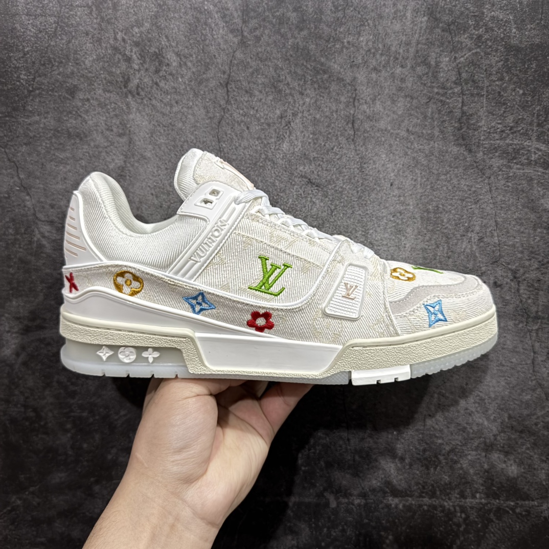 【广东纯原版本】Louis Vuitton Trainer lv时装走秀运动鞋 刺绣老花牛仔布nGD实力大厂出品 全网最全配色更新最快 最成熟的做工稳定的品控 完美鞋型超高的清洁度 零毛边线头瑕疵全套原楦原纸版原鞋开模 全网最具灵魂的版型 正确原装黄色鞋盒 正确中底印花 鞋面印花3D高频深度立体 全鞋电脑针车 紧密相连 针距密度一致 环保乳胶注塑鞋垫 厚度脚感还原原版 皮面裁剪部位 统一油边封口工艺 原装橡胶大底含胶量大底组合零偏差 专柜全套包装 防尘袋 说明书 质保卡 男女鞋  尺码：35 36 37 38 39 40 41 42 43 44 45 编码：TL470500-莆田鞋批发中心