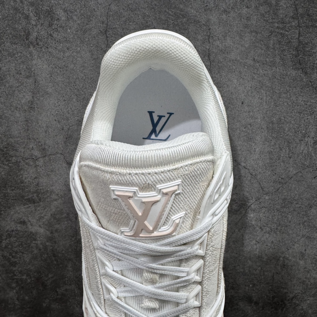 图片[8]-【广东纯原版本】Louis Vuitton Trainer lv时装走秀运动鞋 刺绣老花牛仔布nGD实力大厂出品 全网最全配色更新最快 最成熟的做工稳定的品控 完美鞋型超高的清洁度 零毛边线头瑕疵全套原楦原纸版原鞋开模 全网最具灵魂的版型 正确原装黄色鞋盒 正确中底印花 鞋面印花3D高频深度立体 全鞋电脑针车 紧密相连 针距密度一致 环保乳胶注塑鞋垫 厚度脚感还原原版 皮面裁剪部位 统一油边封口工艺 原装橡胶大底含胶量大底组合零偏差 专柜全套包装 防尘袋 说明书 质保卡 男女鞋  尺码：35 36 37 38 39 40 41 42 43 44 45 编码：TL470500-莆田鞋批发中心