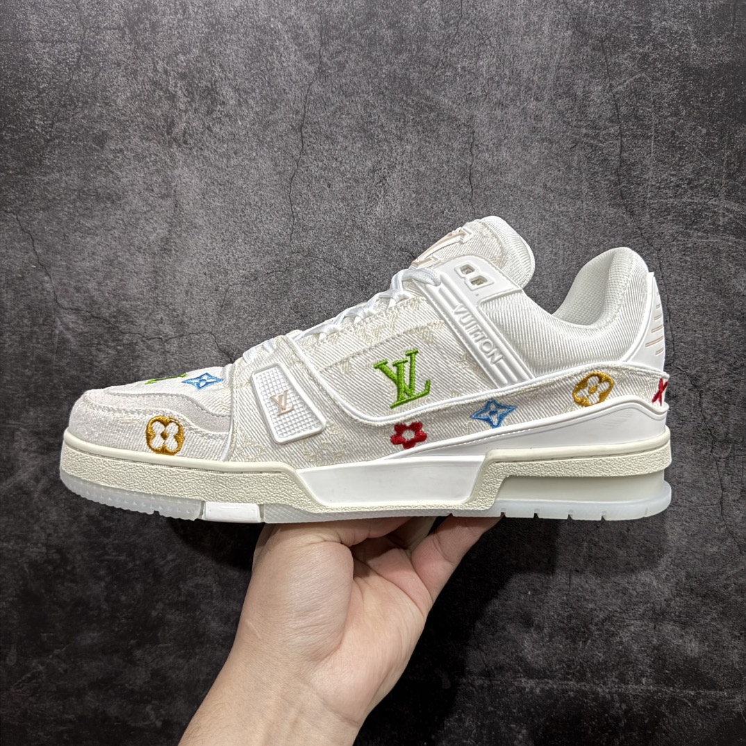 图片[2]-【广东纯原版本】Louis Vuitton Trainer lv时装走秀运动鞋 刺绣老花牛仔布nGD实力大厂出品 全网最全配色更新最快 最成熟的做工稳定的品控 完美鞋型超高的清洁度 零毛边线头瑕疵全套原楦原纸版原鞋开模 全网最具灵魂的版型 正确原装黄色鞋盒 正确中底印花 鞋面印花3D高频深度立体 全鞋电脑针车 紧密相连 针距密度一致 环保乳胶注塑鞋垫 厚度脚感还原原版 皮面裁剪部位 统一油边封口工艺 原装橡胶大底含胶量大底组合零偏差 专柜全套包装 防尘袋 说明书 质保卡 男女鞋  尺码：35 36 37 38 39 40 41 42 43 44 45 编码：TL470500-莆田鞋批发中心