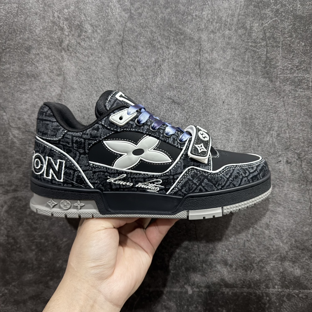 【莞产版本】Louis Vuitton Trainer lv时装走秀运动鞋 刺绣老花牛仔布nGD实力大厂出品 全网最全配色更新最快 最成熟的做工稳定的品控 完美鞋型超高的清洁度 零毛边线头瑕疵全套原楦原纸版原鞋开模 全网最具灵魂的版型 正确原装黄色鞋盒 正确中底印花 鞋面印花3D高频深度立体 全鞋电脑针车 紧密相连 针距密度一致 环保乳胶注塑鞋垫 厚度脚感还原原版 皮面裁剪部位 统一油边封口工艺 原装橡胶大底含胶量大底组合零偏差 专柜全套包装 防尘袋 说明书 质保卡 男女鞋  尺码：35 36 37 38 39 40 41 42 43 44 45 编码：TL500540-莆田鞋批发中心