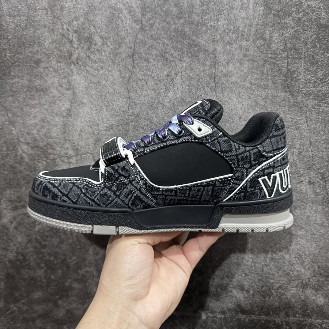 图片[2]-【莞产版本】Louis Vuitton Trainer lv时装走秀运动鞋 刺绣老花牛仔布nGD实力大厂出品 全网最全配色更新最快 最成熟的做工稳定的品控 完美鞋型超高的清洁度 零毛边线头瑕疵全套原楦原纸版原鞋开模 全网最具灵魂的版型 正确原装黄色鞋盒 正确中底印花 鞋面印花3D高频深度立体 全鞋电脑针车 紧密相连 针距密度一致 环保乳胶注塑鞋垫 厚度脚感还原原版 皮面裁剪部位 统一油边封口工艺 原装橡胶大底含胶量大底组合零偏差 专柜全套包装 防尘袋 说明书 质保卡 男女鞋  尺码：35 36 37 38 39 40 41 42 43 44 45 编码：TL500540-莆田鞋批发中心