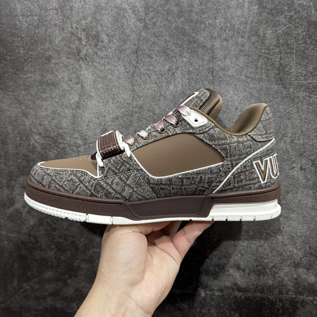 图片[2]-【莞产版本】Louis Vuitton Trainer lv时装走秀运动鞋 刺绣老花牛仔布nGD实力大厂出品 全网最全配色更新最快 最成熟的做工稳定的品控 完美鞋型超高的清洁度 零毛边线头瑕疵全套原楦原纸版原鞋开模 全网最具灵魂的版型 正确原装黄色鞋盒 正确中底印花 鞋面印花3D高频深度立体 全鞋电脑针车 紧密相连 针距密度一致 环保乳胶注塑鞋垫 厚度脚感还原原版 皮面裁剪部位 统一油边封口工艺 原装橡胶大底含胶量大底组合零偏差 专柜全套包装 防尘袋 说明书 质保卡 男女鞋  尺码：35 36 37 38 39 40 41 42 43 44 45 编码：TL500540-莆田鞋批发中心