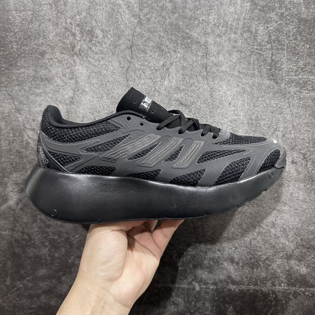 【公司级】Ad Adizero Aruku JH8072阿迪全新缓震休闲跑鞋rnn全新款式搭载丰沛的 Swirlfoam 泡棉厚底，采用时下流行的厚底设定，虽然不像顶级竞速跑鞋那般极致，但也将日常舒适和时尚颜值平衡到位。r 尺码：36 36.5 37 38 38.5 39 40 40.5 41 42 42.5 43 44 44.5 45  编码：MZ240260-莆田鞋批发中心