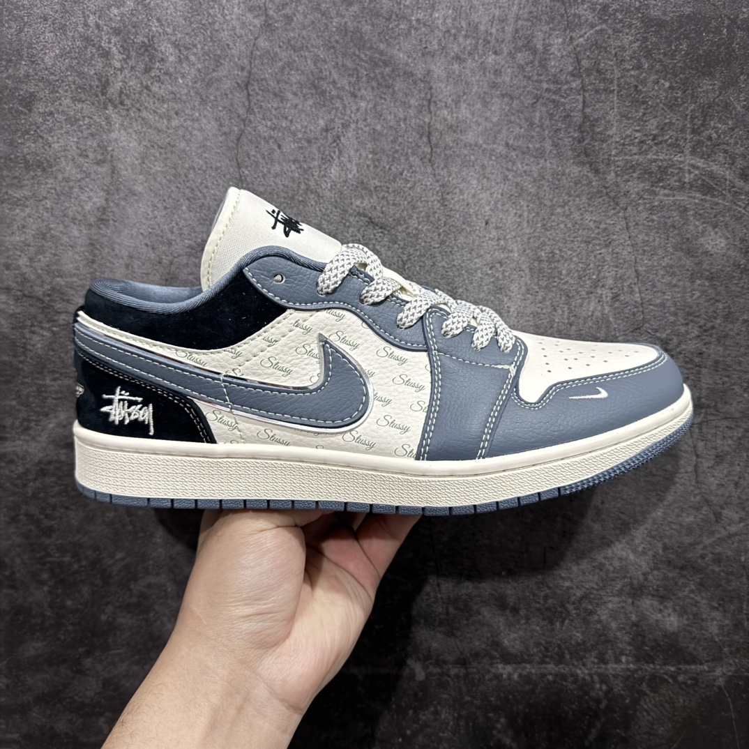 【定制版】Air Jordan 1 Low AJ1 乔1 斯图西联名-灰勾英文 高端定制 低帮复古篮球鞋 XX3318-503rn#定制鞋盒 大厂纯原品质出货 超高清洁度 皮料切割干净无任何毛边 细节完美 r 尺码：36 36.5 37.5 38 38.5 39 40 40.5 41 42 42.5 43 44 44.5 45 编码：HXS320340-莆田鞋批发中心