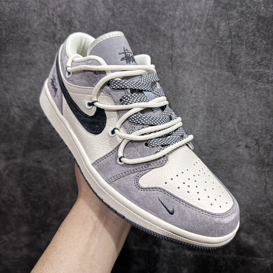 图片[3]-【定制版】Stussy x Air Jordan 1 Low 猪八黑勾抽绳n此款主张打破传统的工业化流水线设计限制，以Made by ideas的超级创意为理念，集结众多潮流设计师，结合时下最ing潮流风尚，为潮流爱好者打造彰品自我的专属潮品。同时尊重每个年轻人对于潮流的理解与选择，主张“让每个年轻人塑造自己的潮流”。 货号：SJ9950-050 Size：36 36.5 37.5 38 38.5 39 40 40.5 41 42 42.5 43 44 44.5 45 编码：HXS340360-莆田鞋批发中心