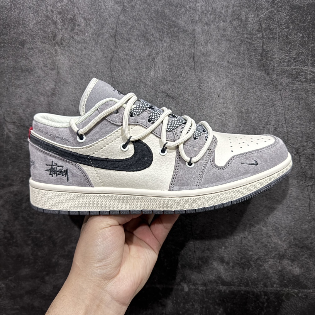 【定制版】Stussy x Air Jordan 1 Low 猪八黑勾抽绳n此款主张打破传统的工业化流水线设计限制，以Made by ideas的超级创意为理念，集结众多潮流设计师，结合时下最ing潮流风尚，为潮流爱好者打造彰品自我的专属潮品。同时尊重每个年轻人对于潮流的理解与选择，主张“让每个年轻人塑造自己的潮流”。 货号：SJ9950-050 Size：36 36.5 37.5 38 38.5 39 40 40.5 41 42 42.5 43 44 44.5 45 编码：HXS340360-莆田鞋批发中心