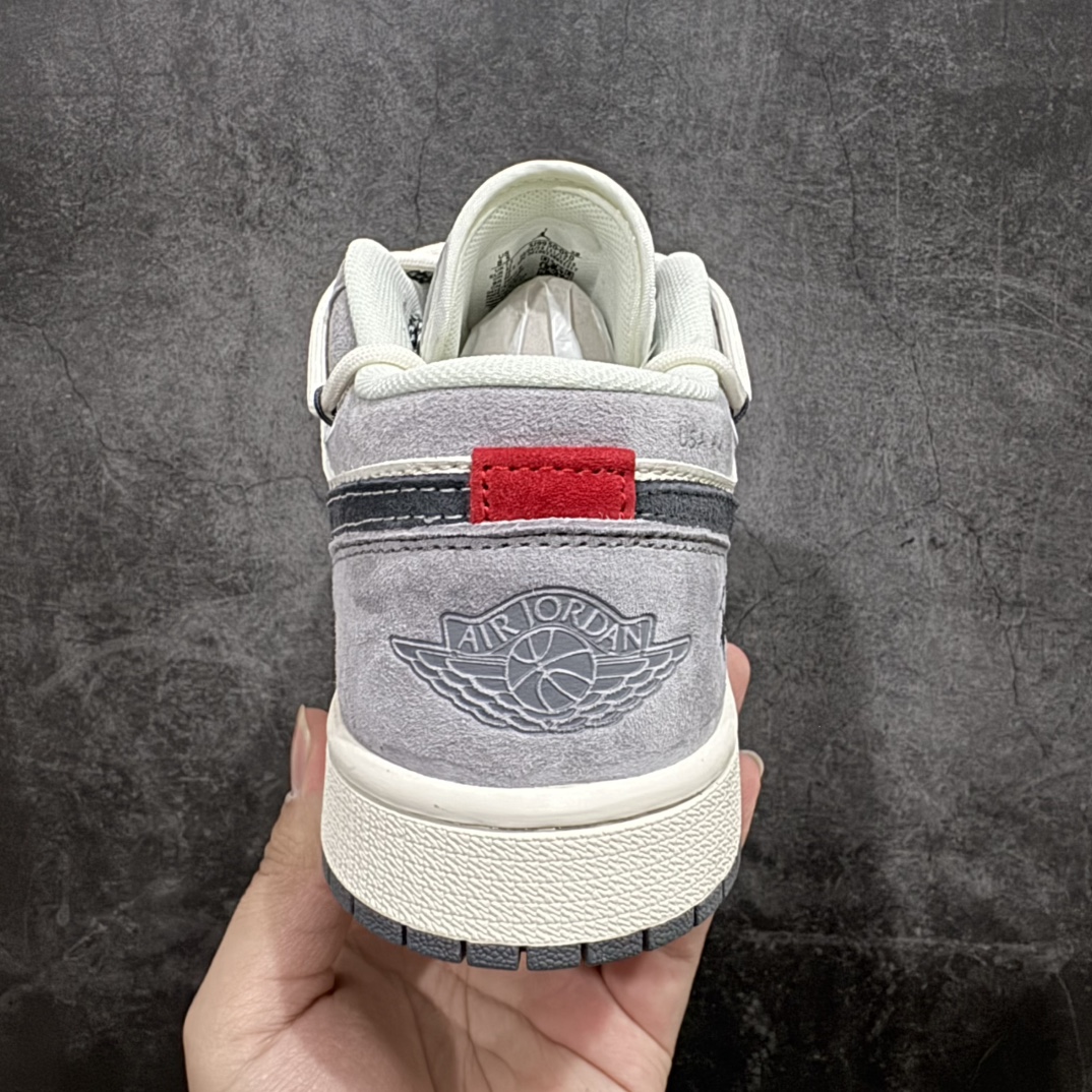 图片[4]-【定制版】Stussy x Air Jordan 1 Low 猪八黑勾抽绳n此款主张打破传统的工业化流水线设计限制，以Made by ideas的超级创意为理念，集结众多潮流设计师，结合时下最ing潮流风尚，为潮流爱好者打造彰品自我的专属潮品。同时尊重每个年轻人对于潮流的理解与选择，主张“让每个年轻人塑造自己的潮流”。 货号：SJ9950-050 Size：36 36.5 37.5 38 38.5 39 40 40.5 41 42 42.5 43 44 44.5 45 编码：HXS340360-莆田鞋批发中心