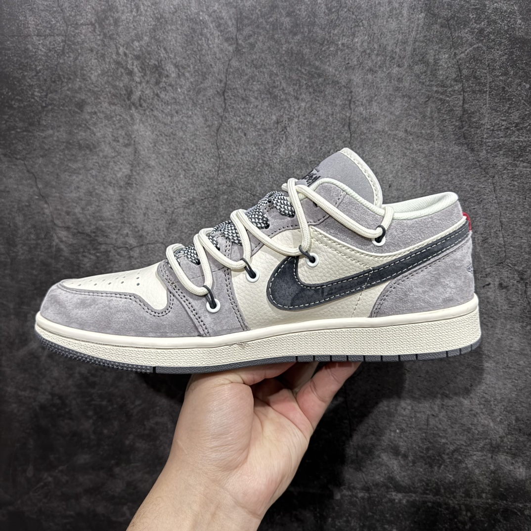 图片[2]-【定制版】Stussy x Air Jordan 1 Low 猪八黑勾抽绳n此款主张打破传统的工业化流水线设计限制，以Made by ideas的超级创意为理念，集结众多潮流设计师，结合时下最ing潮流风尚，为潮流爱好者打造彰品自我的专属潮品。同时尊重每个年轻人对于潮流的理解与选择，主张“让每个年轻人塑造自己的潮流”。 货号：SJ9950-050 Size：36 36.5 37.5 38 38.5 39 40 40.5 41 42 42.5 43 44 44.5 45 编码：HXS340360-莆田鞋批发中心