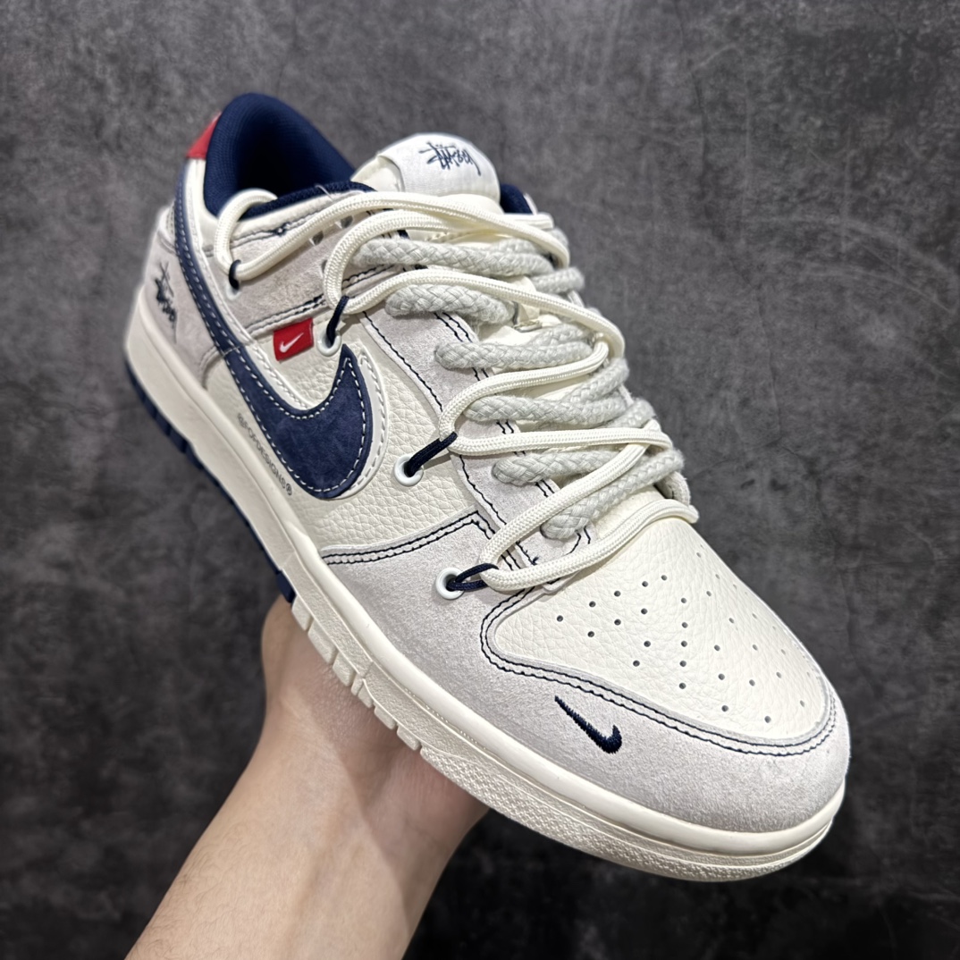 图片[3]-【定制版】Nk SB Dunk Low 斯图西联名-绑带灰白藏蓝勾 周年高端定制 低帮休闲板鞋 YX5066-240rn#定制鞋盒 大厂纯原品质出货 超高清洁度 皮料切割干净无任何毛边 细节完美 r 尺码：36 36.5 37.5 38 38.5 39 40 40.5 41 42 42.5 43 44 44.5 45 编码：HXS340360-莆田鞋批发中心