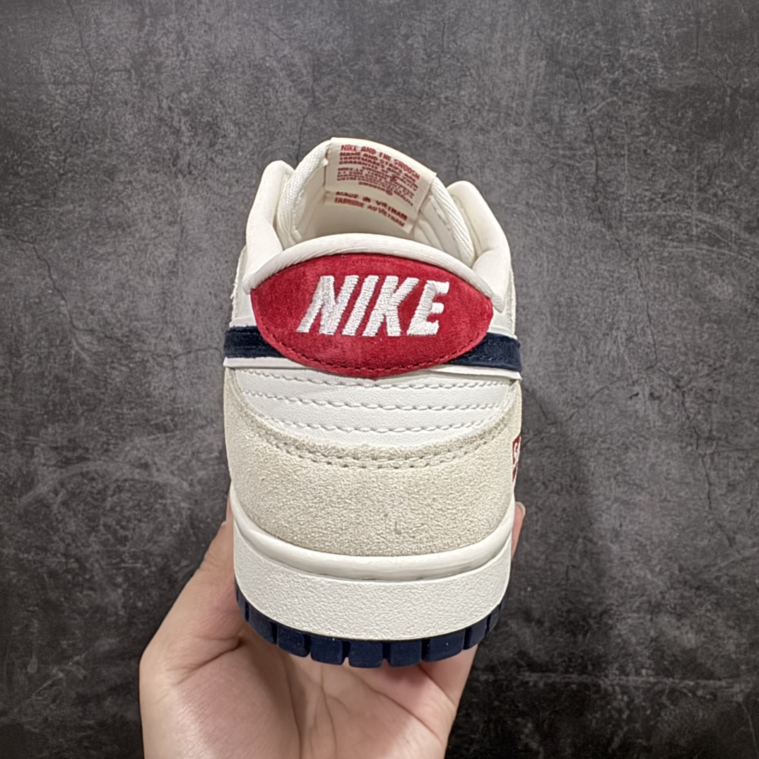 图片[4]-【定制版】Nk SB Dunk Low Supreme联名-奶咖英文 周年高端定制 低帮休闲板鞋 AG3702-850rn#定制鞋盒 大厂纯原品质出货 超高清洁度 皮料切割干净无任何毛边 细节完美 r 尺码：36 36.5 37.5 38 38.5 39 40 40.5 41 42 42.5 43 44 44.5 45  编码：HXS320340-莆田鞋批发中心