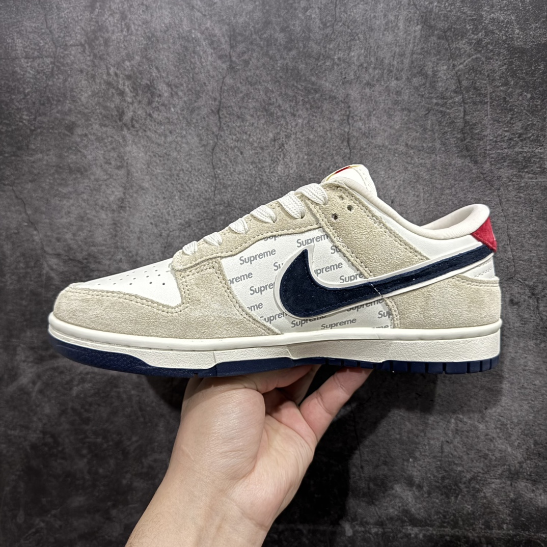 图片[2]-【定制版】Nk SB Dunk Low Supreme联名-奶咖英文 周年高端定制 低帮休闲板鞋 AG3702-850rn#定制鞋盒 大厂纯原品质出货 超高清洁度 皮料切割干净无任何毛边 细节完美 r 尺码：36 36.5 37.5 38 38.5 39 40 40.5 41 42 42.5 43 44 44.5 45  编码：HXS320340-莆田鞋批发中心