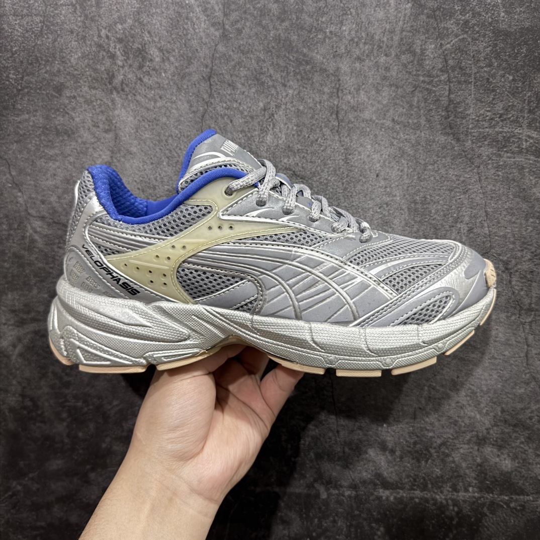 【公司级】PUMA Velophasis Technisch 舒适潮流防滑低帮老爹鞋全球知名运动品牌彪马推出全新鞋款VELOPHASIS，以千禧年代的无尽创意演绎PUMA复合型运动鞋款，引领复古美学新风尚。全新鞋款VELOPHASIS从PUMA品牌历史档案中千禧时代极具标志性的COMPLETE鞋型中汲取灵感，该系列专为跑步运动而生，推动了包括iCELL、e+CELL以及EverRide在内的多项具有革命代表性的品牌技术发展，至今仍造福世界各地的跑者。全新鞋款VELOPHASIS在此基础之上，寄栖于PUMA的设计愿景，借由Y2K的美学视觉语言，解码潮流基因，碰撞无限可能。全新鞋款VELOPHASIS的设计充分融合了来自千禧年代与当今时代的精髓。鞋面采用不对称设计，以全新材料重塑千禧年代感的设计部件。蜂窝式网眼布、纹理拼接和大胆醒目的造型均旨在致敬COMPLETE系列的经典风格。nSIZE：36 36.5 37.5 38 38.5 39 40 40.5 41 42 42.5 43 44 44.5 45 编码：MZ260280-莆田鞋批发中心