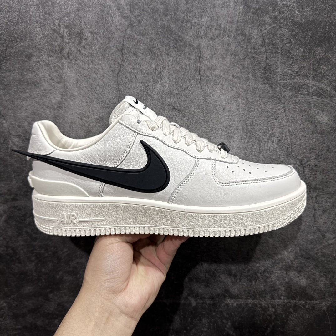 【纯原M版】Ambush x AF1 Air Force 1 Low 空军一号低帮运动板鞋 联名大钩白黑 DV3464-002nn独家正确版 完美出品 高端外贸 零售客户首选   AMBUSH X AF1 Low 联名款 米白第一色已入库 后续配色陆续出 官方4色 顶流 原鞋开版 耗时3个月匠心打造 原厂进口纳帕皮料 人工甩皮 全新正确RB原大底 上手上脚复刻正品质感【 拒绝市面黑心工厂虚标高价 】nSIZE: 36-48.5 编码：GQ370400-莆田鞋批发中心