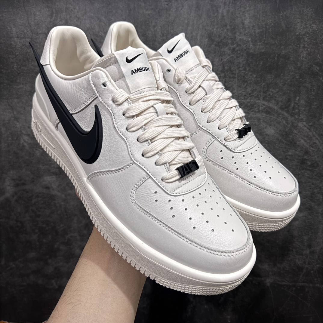 【纯原M版】Ambush x AF1 Air Force 1 Low 空军一号低帮运动板鞋 联名大钩白黑 DV3464-002nn独家正确版 完美出品 高端外贸 零售客户首选   AMBUSH X AF1 Low 联名款 米白第一色已入库 后续配色陆续出 官方4色 顶流 原鞋开版 耗时3个月匠心打造 原厂进口纳帕皮料 人工甩皮 全新正确RB原大底 上手上脚复刻正品质感【 拒绝市面黑心工厂虚标高价 】nSIZE: 36-48.5 编码：GQ370400-莆田鞋批发中心