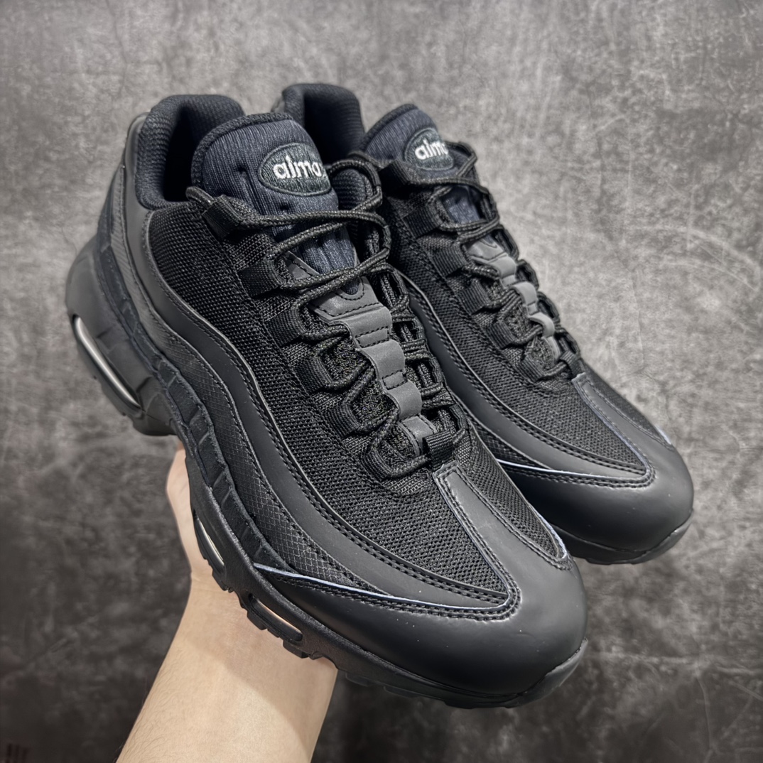 【GX纯原】NIKE 耐克 Air Max 95 潮流百搭 气垫缓震慢跑鞋 休闲防滑运动鞋nn原鞋一比一开发 过验级别品质n独家私模开发 多次调教细节完全对版n原厂气垫气压足，保证脚感与原版一致n鞋面材料卡色也与原版一致 外贸专供 最大做到48.5nNike耐克跑步鞋经典透气舒适运动鞋休闲鞋。为了迎接今年的世界地球日，Nike 为此推出了这款全新配色的 Air Max 95，以往这个主题的产品 Nike 选择了大地色系为主体，今年也不例外。整鞋材质使用工程网布和帆布相结合，配色则是泥土和大地色系。logo刺绣、对比拼接细节、圆头、正面系带、鞋垫饰有标志、标志性Air Max鞋底。Air Max 95 凭借流畅的造型、经典的开窗气垫，时至今日仍然是众多潮人备受喜爱的球鞋之一 货号：CI3705-001 尺码:   40-48.5 编码：X10400420-莆田鞋批发中心