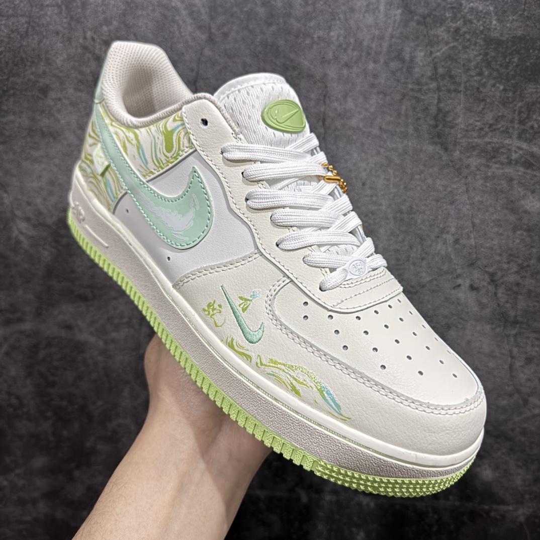 图片[3]-【定制版】国潮风格 蛇年限定✨Nike Air Force 1 Low \”青蛇绕竹”“Green snake”n蛇年之际，有灵蛇现于幽林。其色青翠欲滴，宛如春日新篁，目若寒星，灵动非凡。n 青蛇常盘绕于修竹之间，竹影摇曳，蛇身幽光隐现，似与竹共舞。 货号：FB1893-555nSIZE： 36 36.5 37 38 38.5 39 40 40.5 41 42 42.5 43 44 44.5 45 编码：HXS310320-莆田鞋批发中心