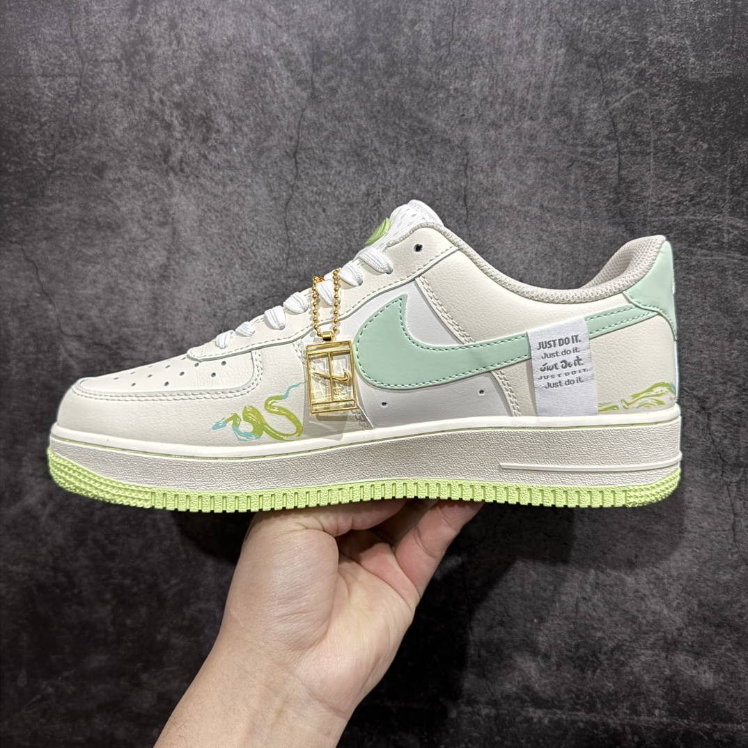 图片[2]-【定制版】国潮风格 蛇年限定✨Nike Air Force 1 Low \”青蛇绕竹”“Green snake”n蛇年之际，有灵蛇现于幽林。其色青翠欲滴，宛如春日新篁，目若寒星，灵动非凡。n 青蛇常盘绕于修竹之间，竹影摇曳，蛇身幽光隐现，似与竹共舞。 货号：FB1893-555nSIZE： 36 36.5 37 38 38.5 39 40 40.5 41 42 42.5 43 44 44.5 45 编码：HXS310320-莆田鞋批发中心