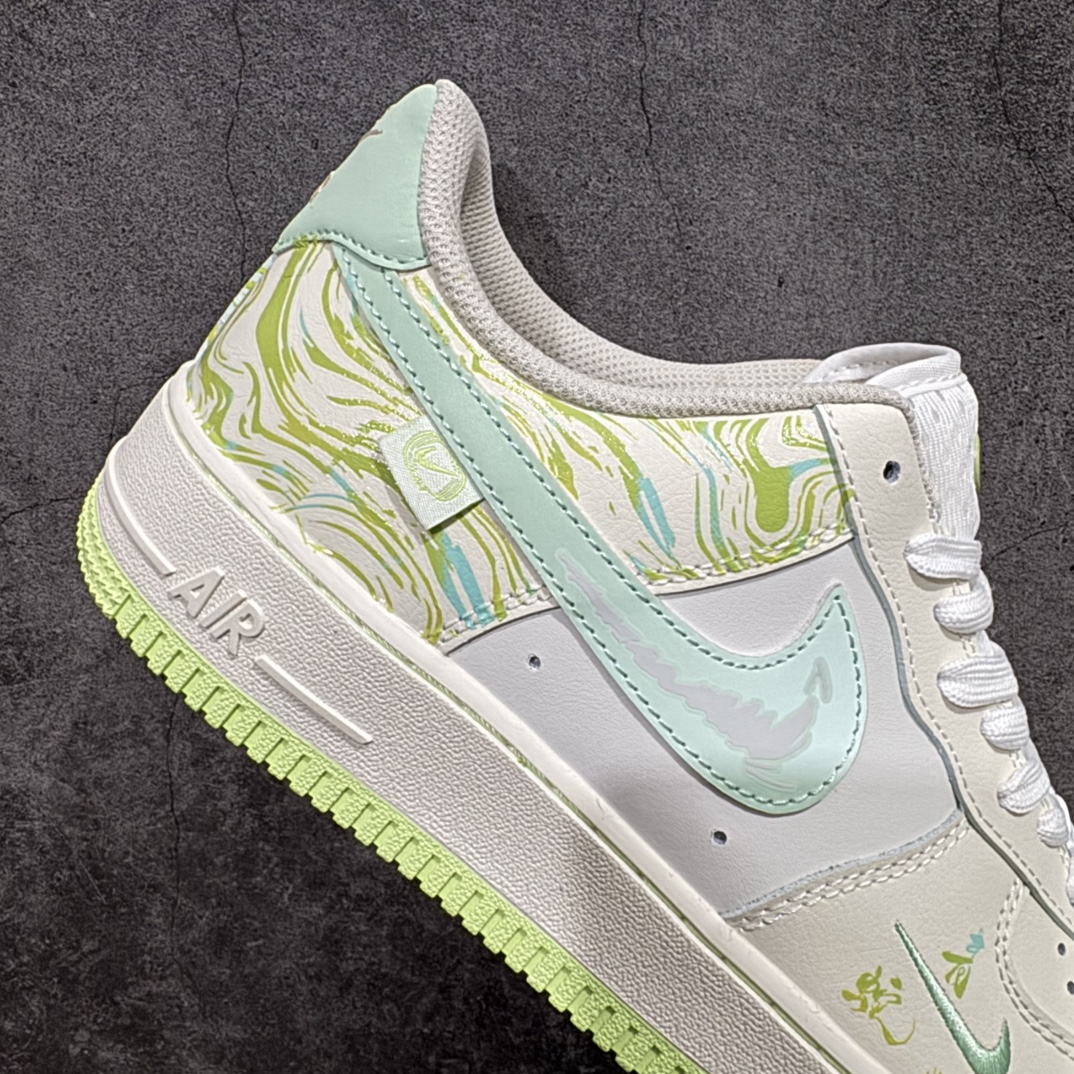 图片[7]-【定制版】国潮风格 蛇年限定✨Nike Air Force 1 Low \”青蛇绕竹”“Green snake”n蛇年之际，有灵蛇现于幽林。其色青翠欲滴，宛如春日新篁，目若寒星，灵动非凡。n 青蛇常盘绕于修竹之间，竹影摇曳，蛇身幽光隐现，似与竹共舞。 货号：FB1893-555nSIZE： 36 36.5 37 38 38.5 39 40 40.5 41 42 42.5 43 44 44.5 45 编码：HXS310320-莆田鞋批发中心