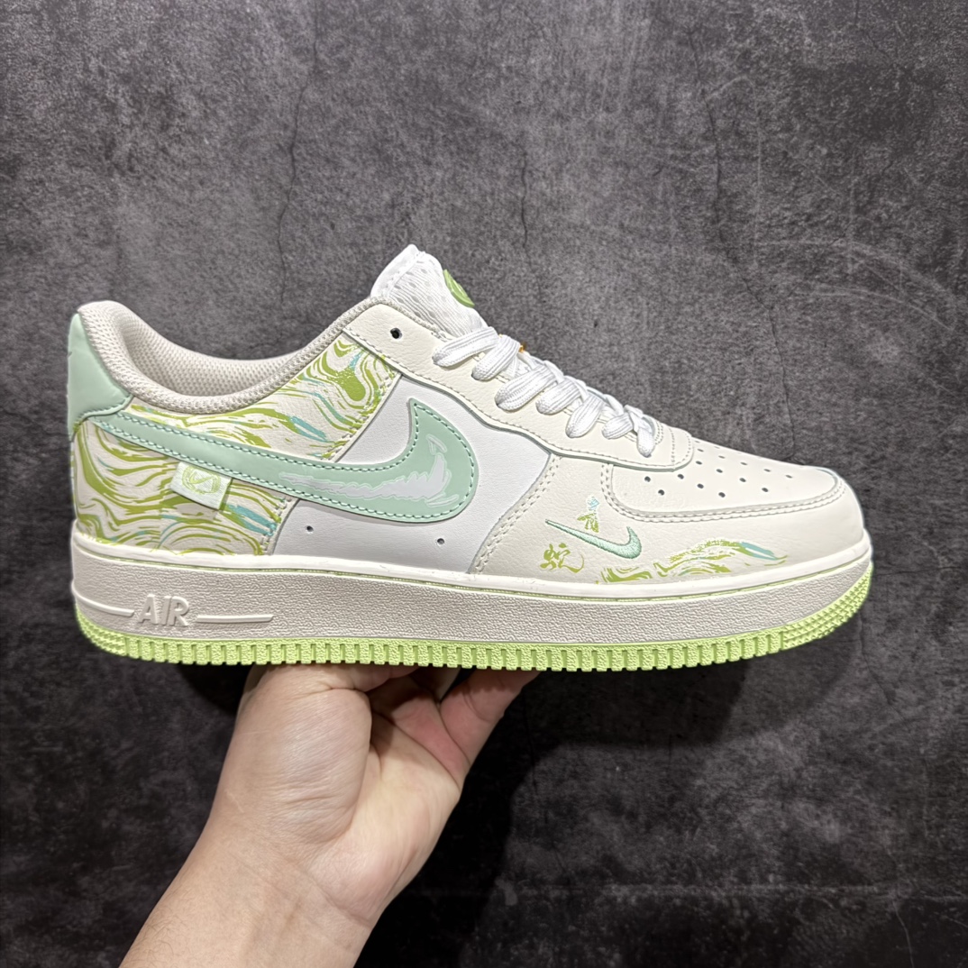 【定制版】国潮风格 蛇年限定✨Nike Air Force 1 Low \”青蛇绕竹”“Green snake”n蛇年之际，有灵蛇现于幽林。其色青翠欲滴，宛如春日新篁，目若寒星，灵动非凡。n 青蛇常盘绕于修竹之间，竹影摇曳，蛇身幽光隐现，似与竹共舞。 货号：FB1893-555nSIZE： 36 36.5 37 38 38.5 39 40 40.5 41 42 42.5 43 44 44.5 45 编码：HXS310320-莆田鞋批发中心