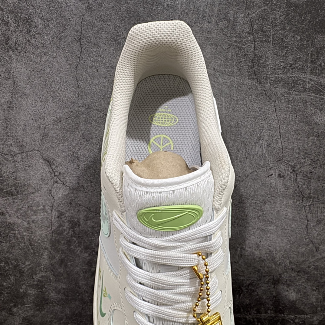 图片[8]-【定制版】国潮风格 蛇年限定✨Nike Air Force 1 Low \”青蛇绕竹”“Green snake”n蛇年之际，有灵蛇现于幽林。其色青翠欲滴，宛如春日新篁，目若寒星，灵动非凡。n 青蛇常盘绕于修竹之间，竹影摇曳，蛇身幽光隐现，似与竹共舞。 货号：FB1893-555nSIZE： 36 36.5 37 38 38.5 39 40 40.5 41 42 42.5 43 44 44.5 45 编码：HXS310320-莆田鞋批发中心