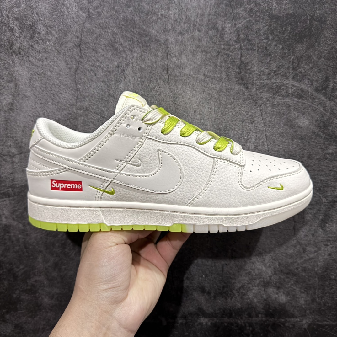 【定制版】Nike SB Dunk Low x Supreme 白浅绿三小钩n纯原大厂出品 极力推荐n原装头层材料 独家版型加工n帶來的是更好的视觉和脚感体验n大厂纯原品质出货 清洁度 电绣工艺皮料切割干净无任何毛边 细节完美 官方货号：BB8675 109B 尺码：36 36.5 37.5 38 38.5 39 40 40.5 41 42 42.5 43 44 44.5 45 编码：HXS320340-莆田鞋批发中心