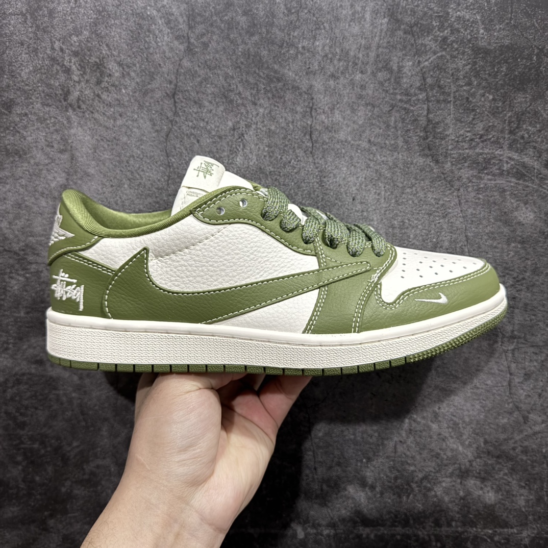 【定制版】Travis Scott x Fragment Design x Air Jordan 1 Low OG SP AJ1 斯图西联名 青竹绿 低帮文化休闲板鞋rn#多方联名合作融合了Travis Scott 独特的音乐风格，藤原浩个性的设计风格以及Jordan品牌的经典元素 使其成为一双具有独特身份和价值的鞋子 清新而立体的外观加上联名标识更突出了其独特身份 这种配色方案显示出活力和时尚感 在视觉上引人注目  鞋身的质感和细腻的细节处理使其显得高端而格调十足  这款“倒钩”联名是设计与创意完美结合 融合多方的个性风格是一款备受瞩目的潮流鞋款r 货号：BB1199-201 尺码：36 36.5 37.5 38 38.5 39 40 40.5 41 42 42.5 43 44 44.5 45 编码：HXS320340-莆田鞋批发中心