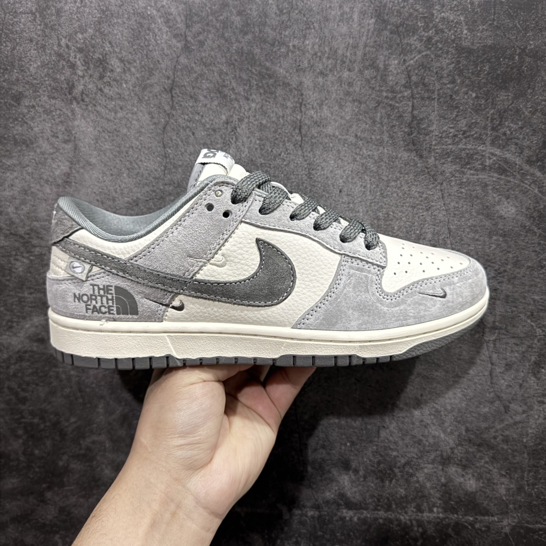 【定制版】Nike SB Dunk Low x The North Face x CDG 白灰小钩满天星n纯原大厂出品 极力推荐n原装头层材料 独家版型蒸餾加工n帶來的是更好的视觉和脚感体验n大厂纯原品质出货 清洁度 电绣工艺皮料切割干净无任何毛边 细节完美 官方货号：XX3168 009 尺码：36 36.5 37.5 38 38.5 39 40 40.5 41 42 42.5 43 44 44.5 45 编码：HXS320340-莆田鞋批发中心