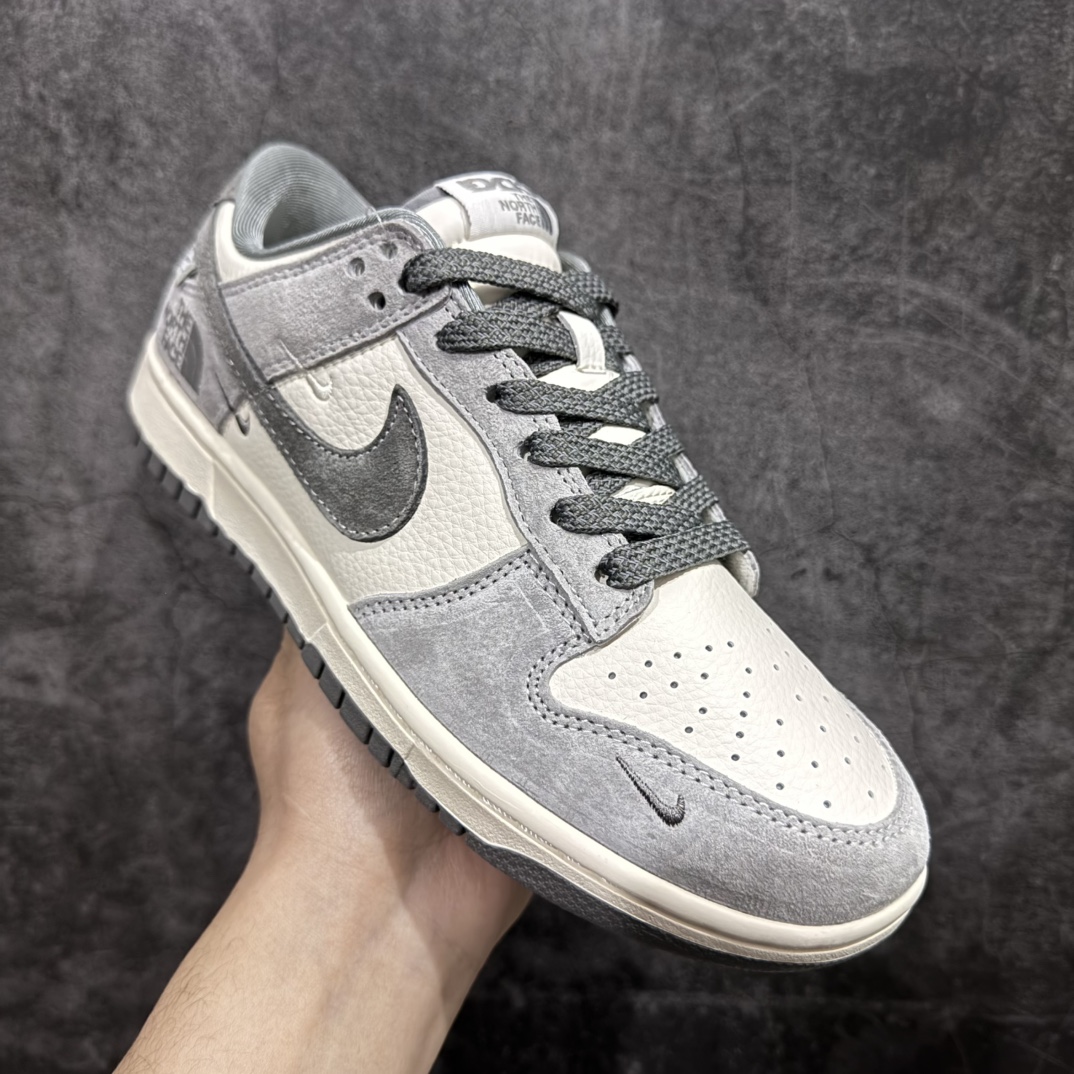 图片[3]-【定制版】Nike SB Dunk Low x The North Face x CDG 白灰小钩满天星n纯原大厂出品 极力推荐n原装头层材料 独家版型蒸餾加工n帶來的是更好的视觉和脚感体验n大厂纯原品质出货 清洁度 电绣工艺皮料切割干净无任何毛边 细节完美 官方货号：XX3168 009 尺码：36 36.5 37.5 38 38.5 39 40 40.5 41 42 42.5 43 44 44.5 45 编码：HXS320340-莆田鞋批发中心