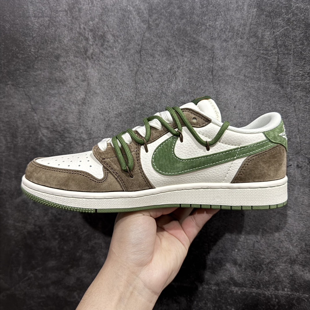 图片[2]-【定制版】Travis Scott x Fragment Design x Air Jordan 1 Low OG SP AJ1 斯图西联名 驼绒绿 低帮文化休闲板鞋rn#多方联名合作融合了Travis Scott 独特的音乐风格，藤原浩个性的设计风格以及Jordan品牌的经典元素 使其成为一双具有独特身份和价值的鞋子 清新而立体的外观加上联名标识更突出了其独特身份 这种配色方案显示出活力和时尚感 在视觉上引人注目  鞋身的质感和细腻的细节处理使其显得高端而格调十足  这款“倒钩”联名是设计与创意完美结合 融合多方的个性风格是一款备受瞩目的潮流鞋款r 货号： XS3186-202 尺码：36 36.5 37.5 38 38.5 39 40 40.5 41 42 42.5 43 44 44.5 45 编码：HXS340360-莆田鞋批发中心